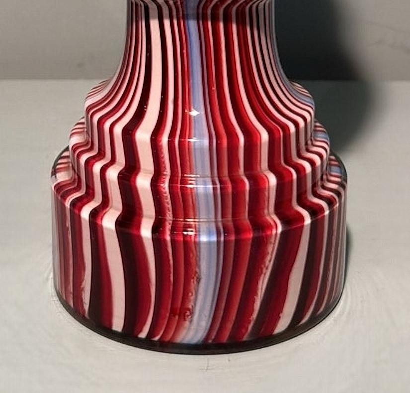 Paire de vases français en verre opalin de couleur Clichy Cristallerie 8