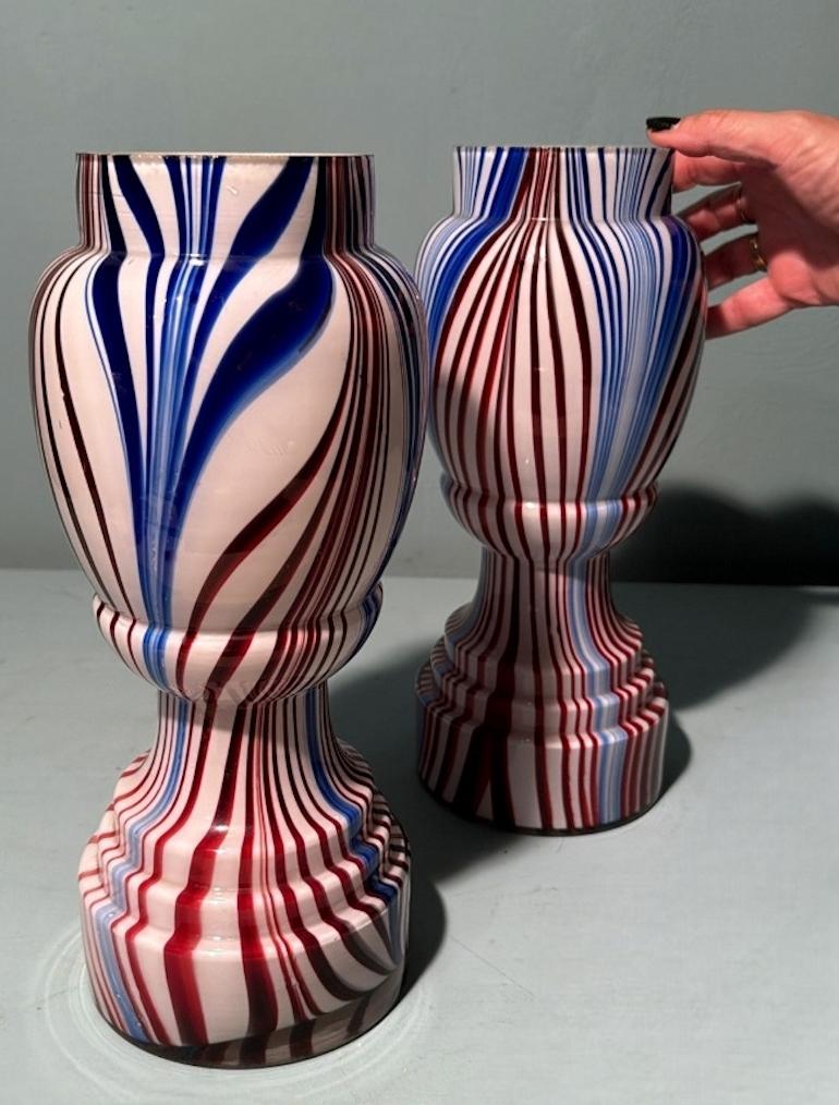 Paire de vases français en verre opalin de couleur Clichy Cristallerie 13