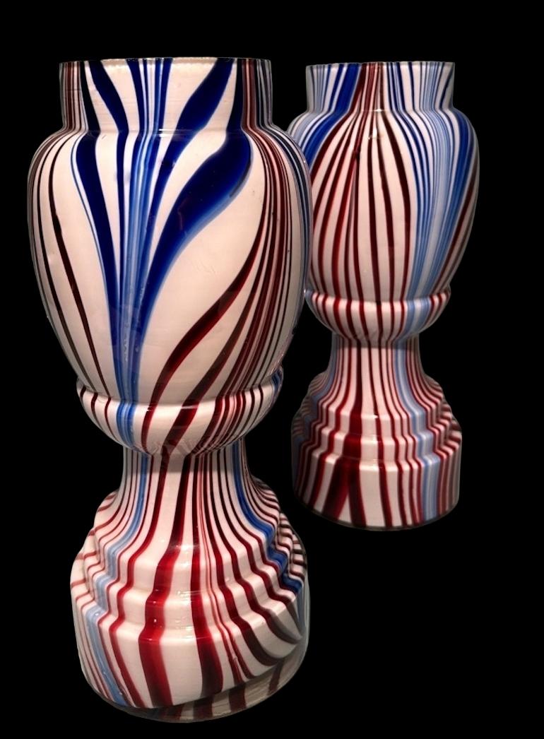 Autre Paire de vases français en verre opalin de couleur Clichy Cristallerie