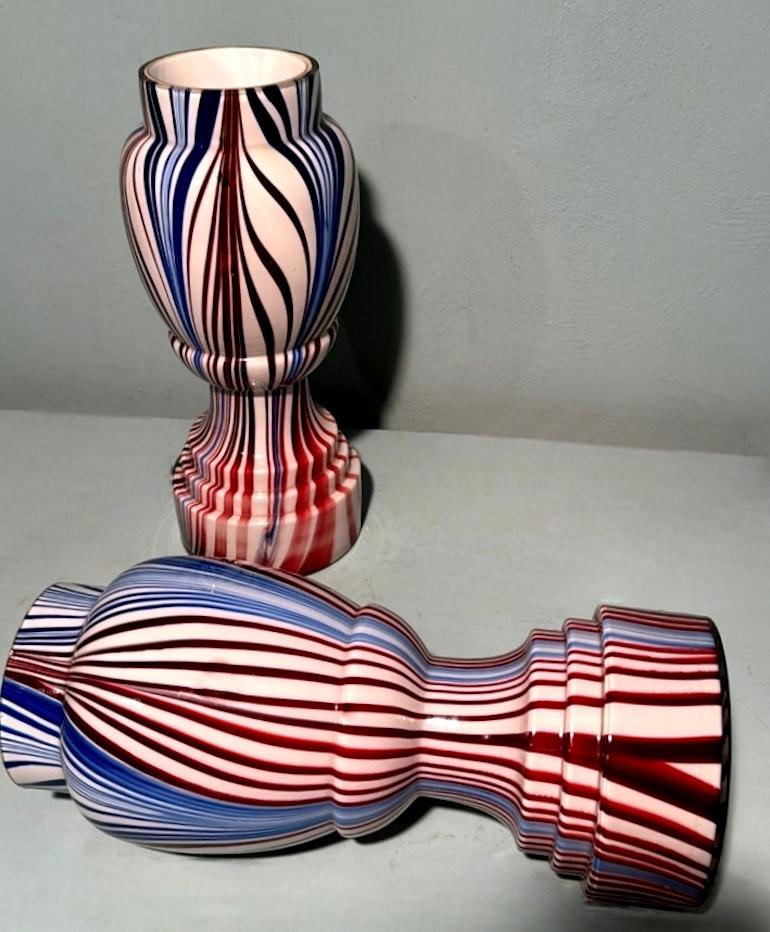 Fait main Paire de vases français en verre opalin de couleur Clichy Cristallerie