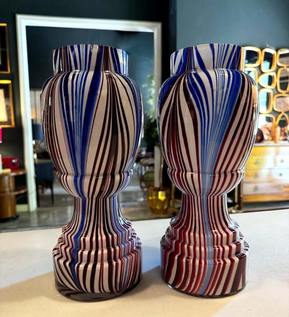 Paire de vases français en verre opalin de couleur Clichy Cristallerie Bon état à Prato, Tuscany