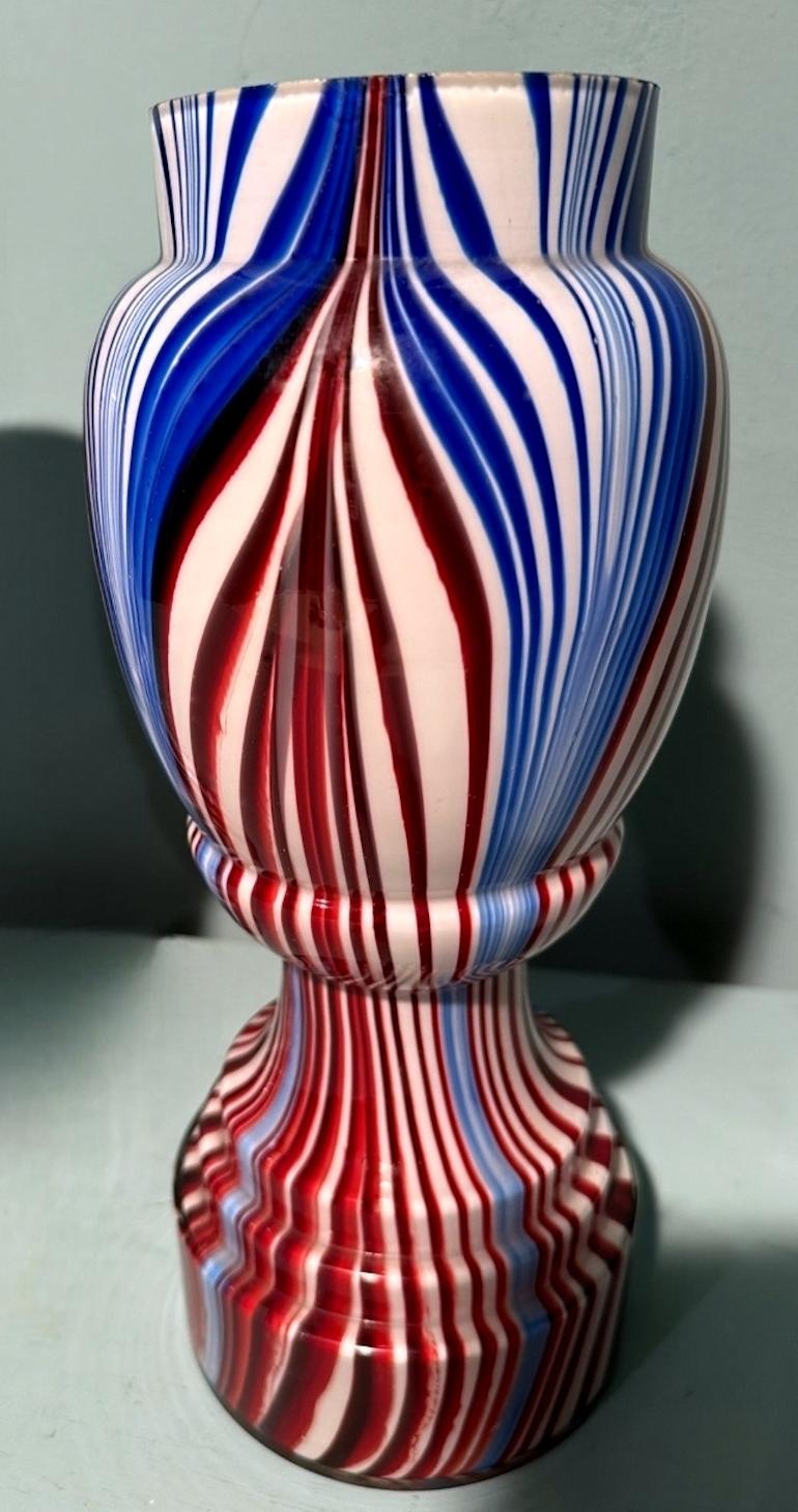 Verre opalin Paire de vases français en verre opalin de couleur Clichy Cristallerie