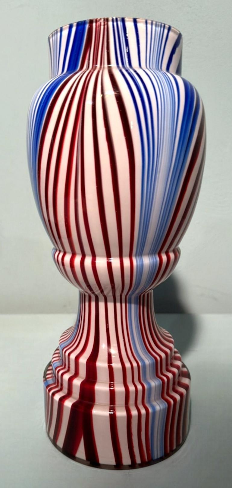 Paire de vases français en verre opalin de couleur Clichy Cristallerie 1