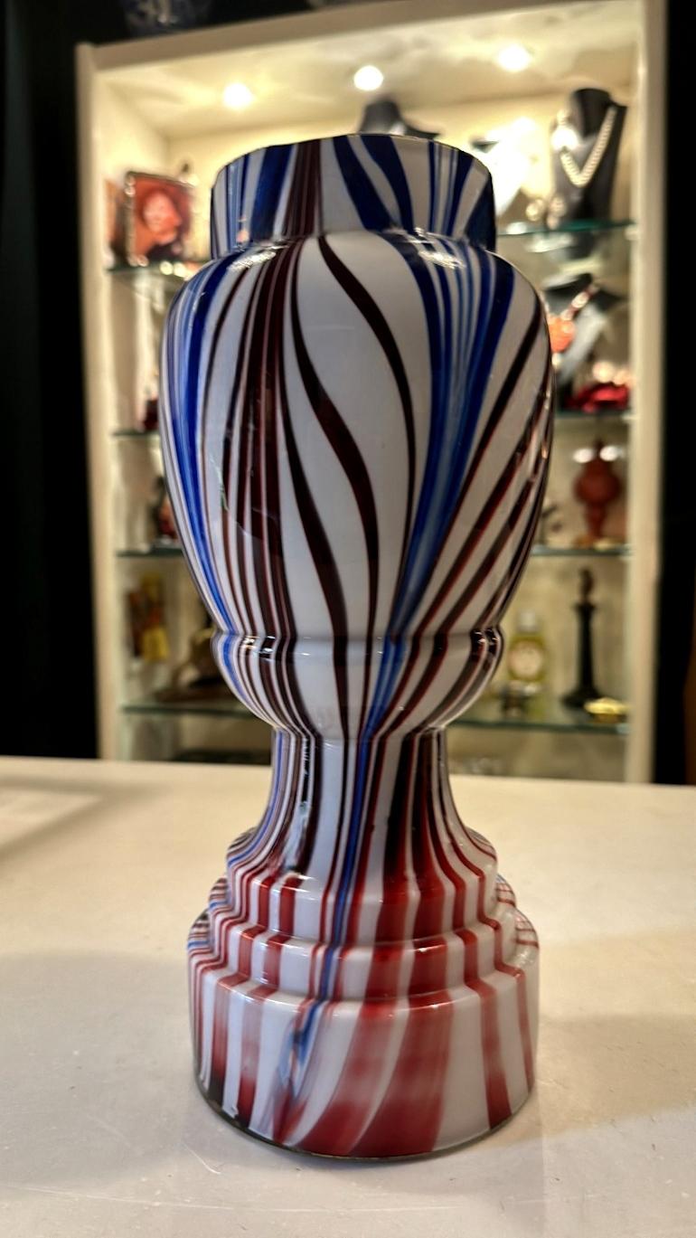Paire de vases français en verre opalin de couleur Clichy Cristallerie 2