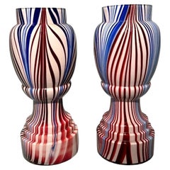 Paire de vases français en verre opalin de couleur Clichy Cristallerie