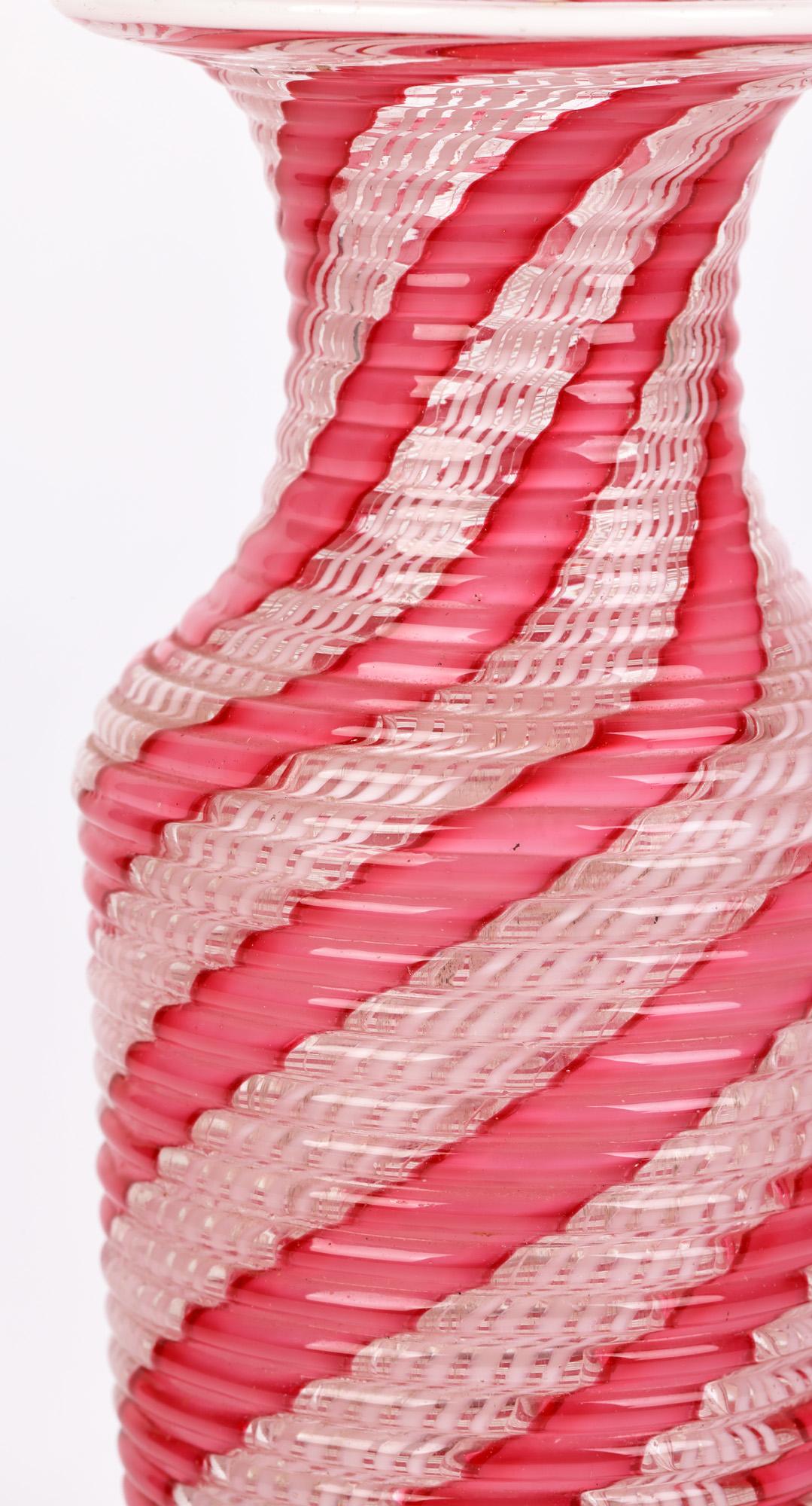 Vase franais Clichy en verre  motifs de rubans roses Latticinio 2