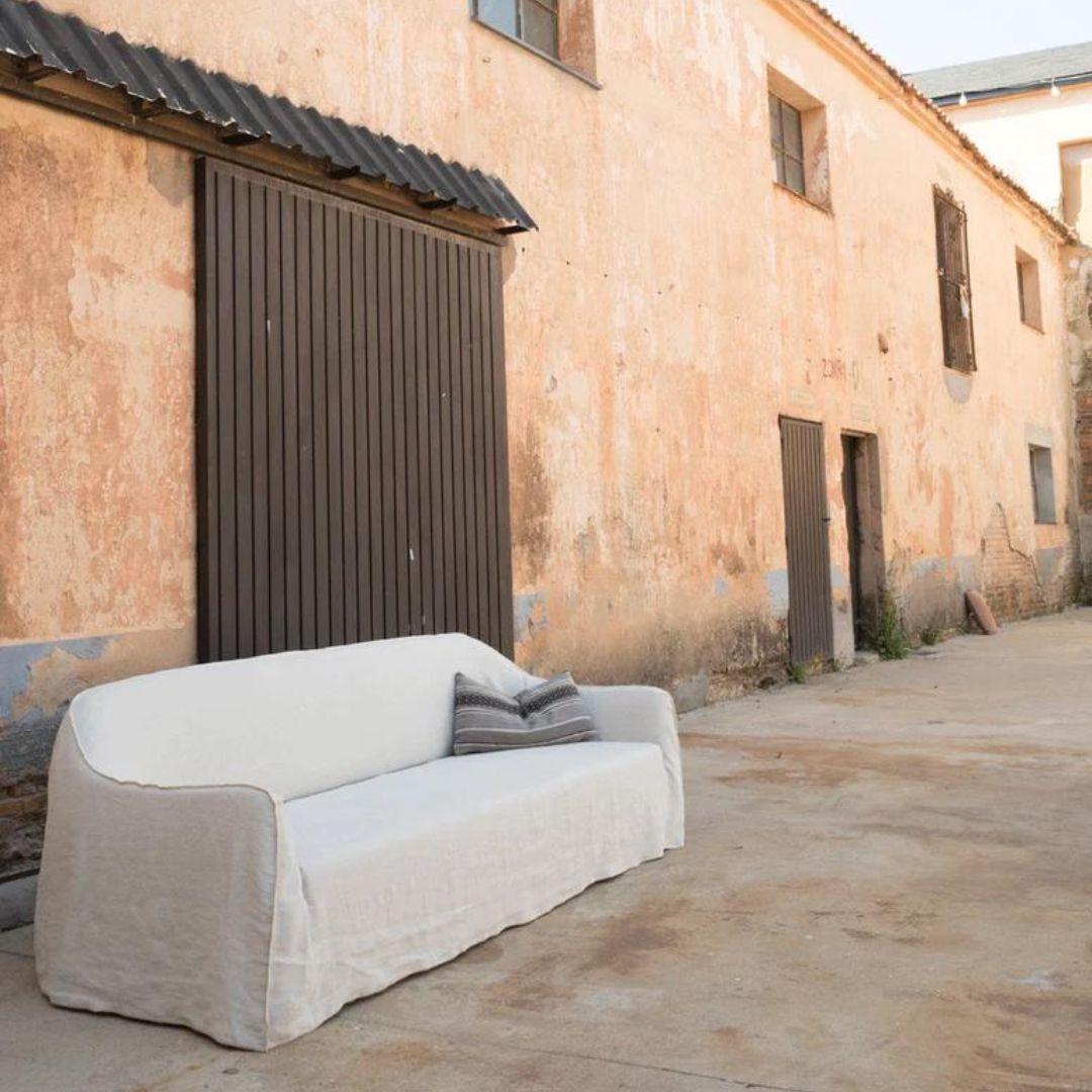 Clichy Leinen-Slipcover Sofa, CUSTOM MADE in Spanien (21. Jahrhundert und zeitgenössisch) im Angebot