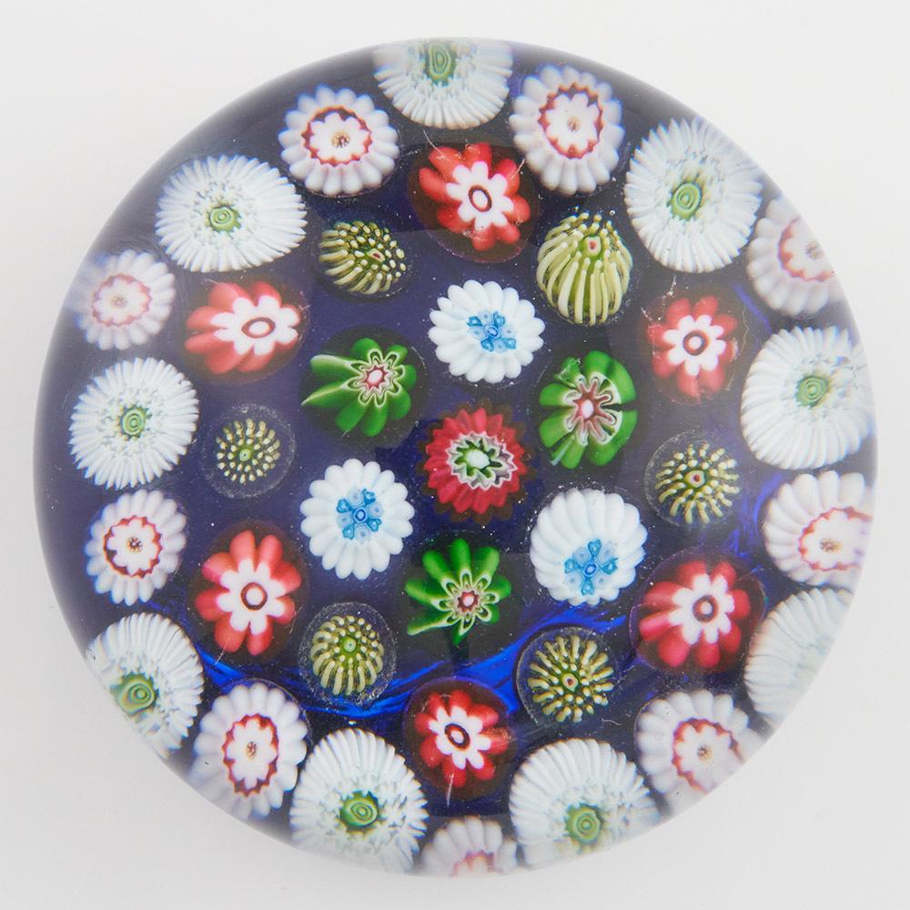 Titolo : Fermacarte Clichy - Millefiori Concentrico Spaziante  Terreno blu c1850
Data: c1850
Origine: Francia
Caratteristiche :  Tre file distanziate di canne millefiori su un meraviglioso fondo blu
Segni : Nessuno
Tipo : Piombo
Dimensioni: 7,5 cm