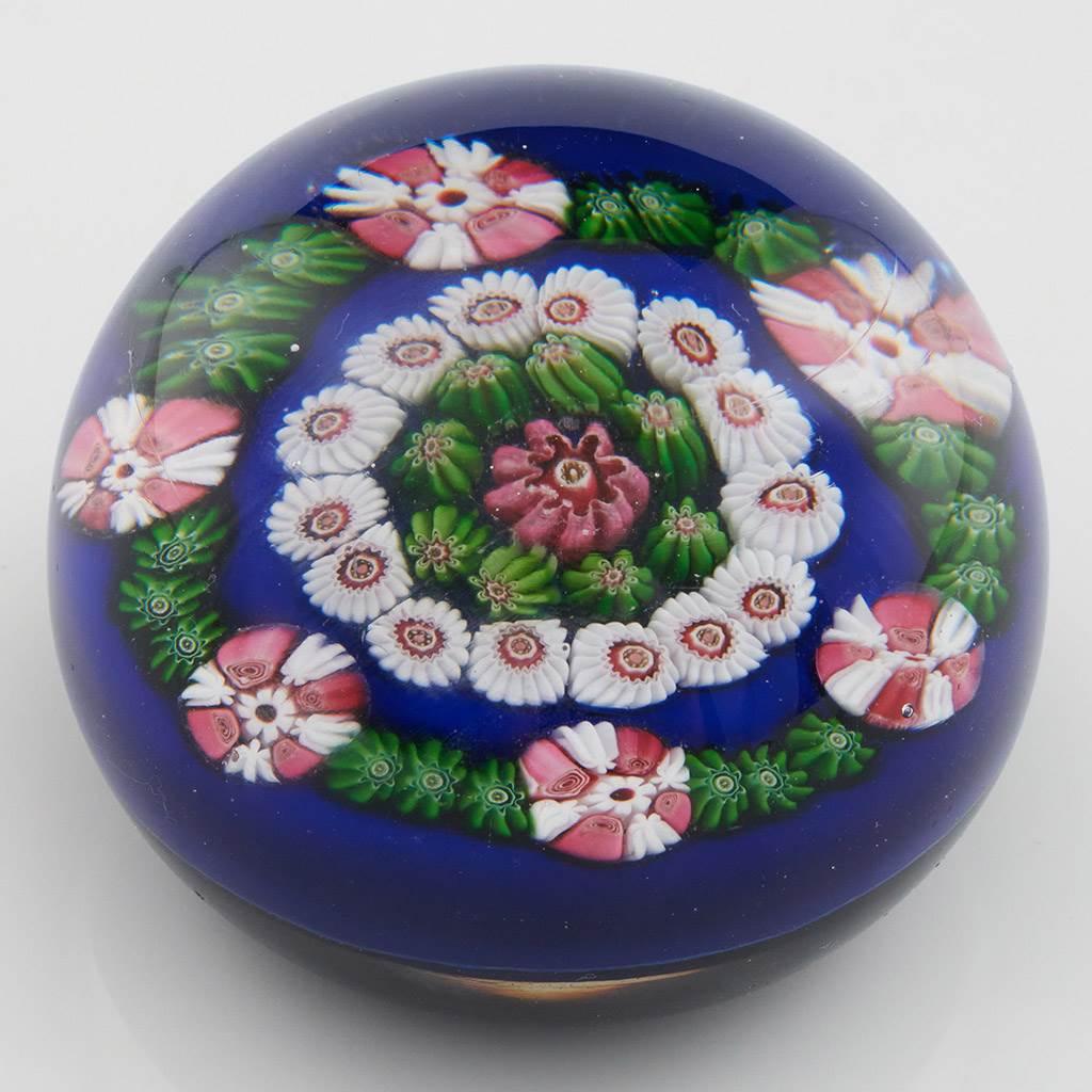 Francese Fermacarte Clichy con fondo concentrico blu Millefiori c1850 in vendita