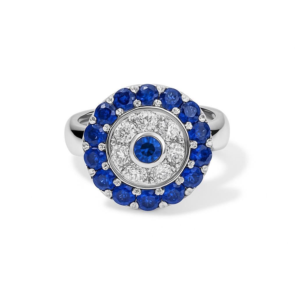 Cette bague envoûtante est une expression audacieuse de l'opulence, avec une grappe circulaire captivante qui attire l'attention. En son cœur se trouve un saphir bleu central pesant 0,35ct, dont la couleur profonde et veloutée offre un contraste