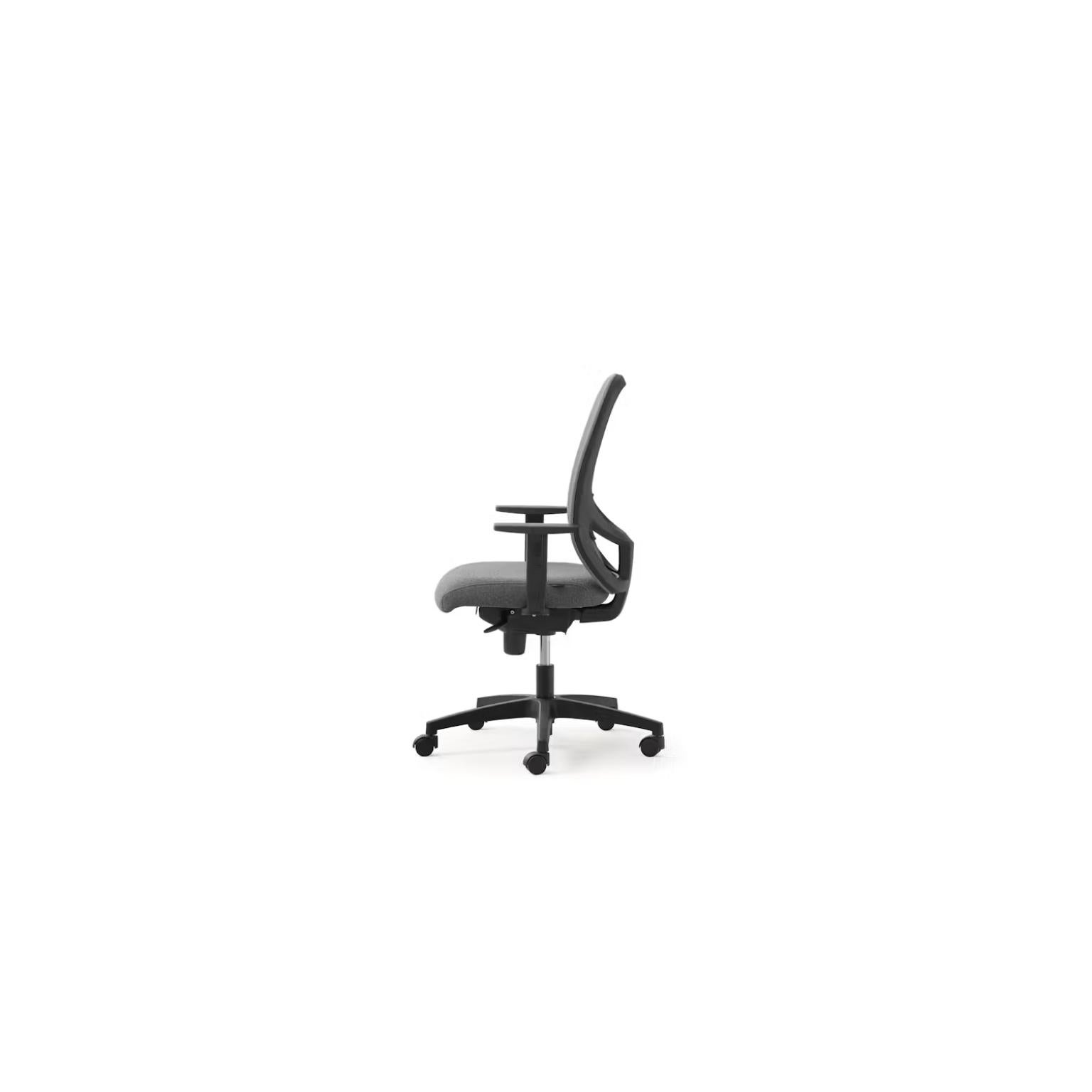 Contemporary Click Task Office Chair With Armrests in Mesh & Upholstery by Quinti Sedute For Sale
