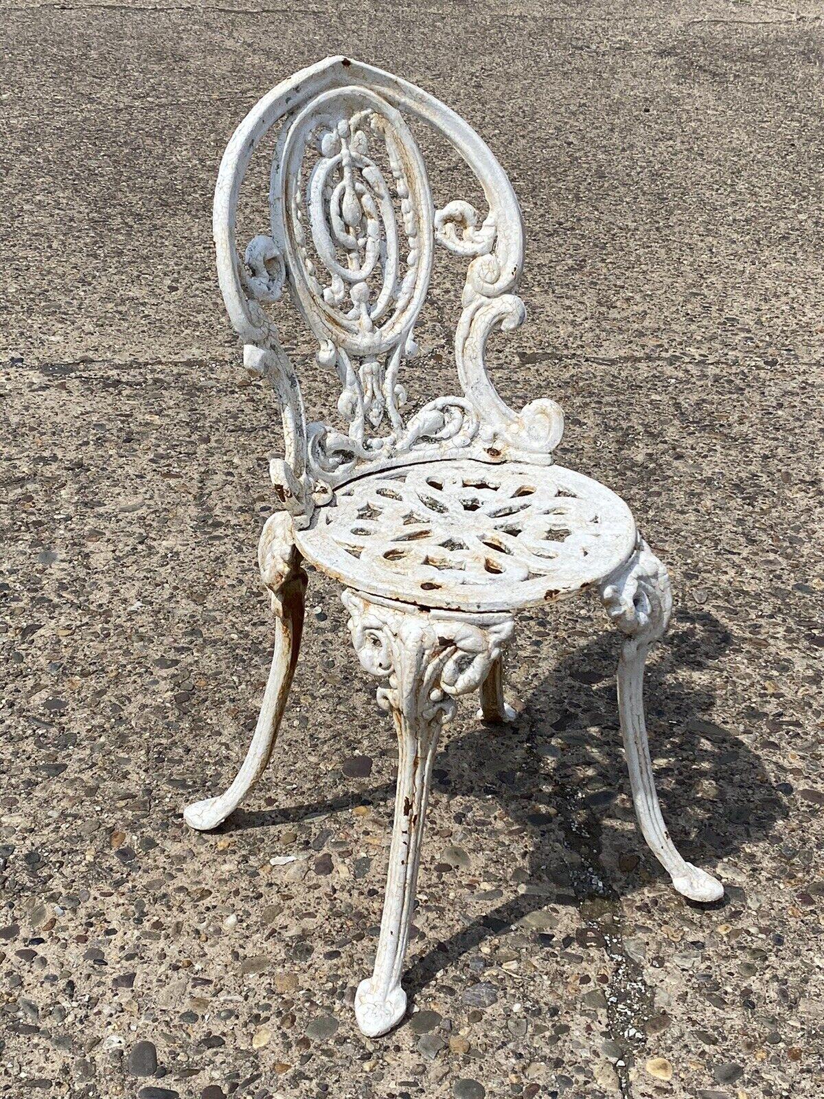 Antike Französisch viktorianischen Gusseisen weiß kleinen Garten Patio Side Chair. Artikel vorgestellt ist eine schöne kleine Größe, schwere Gusseisen Konstruktion, weiß lackiert, sehr schöne antike Stuhl. Circa 19. Jahrhundert. Abmessungen: 30