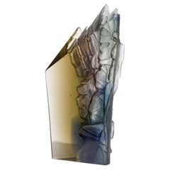 „Cliff in Amber & Steel Blue III“, eine Skulptur aus Gussglas von Crispian Heath
