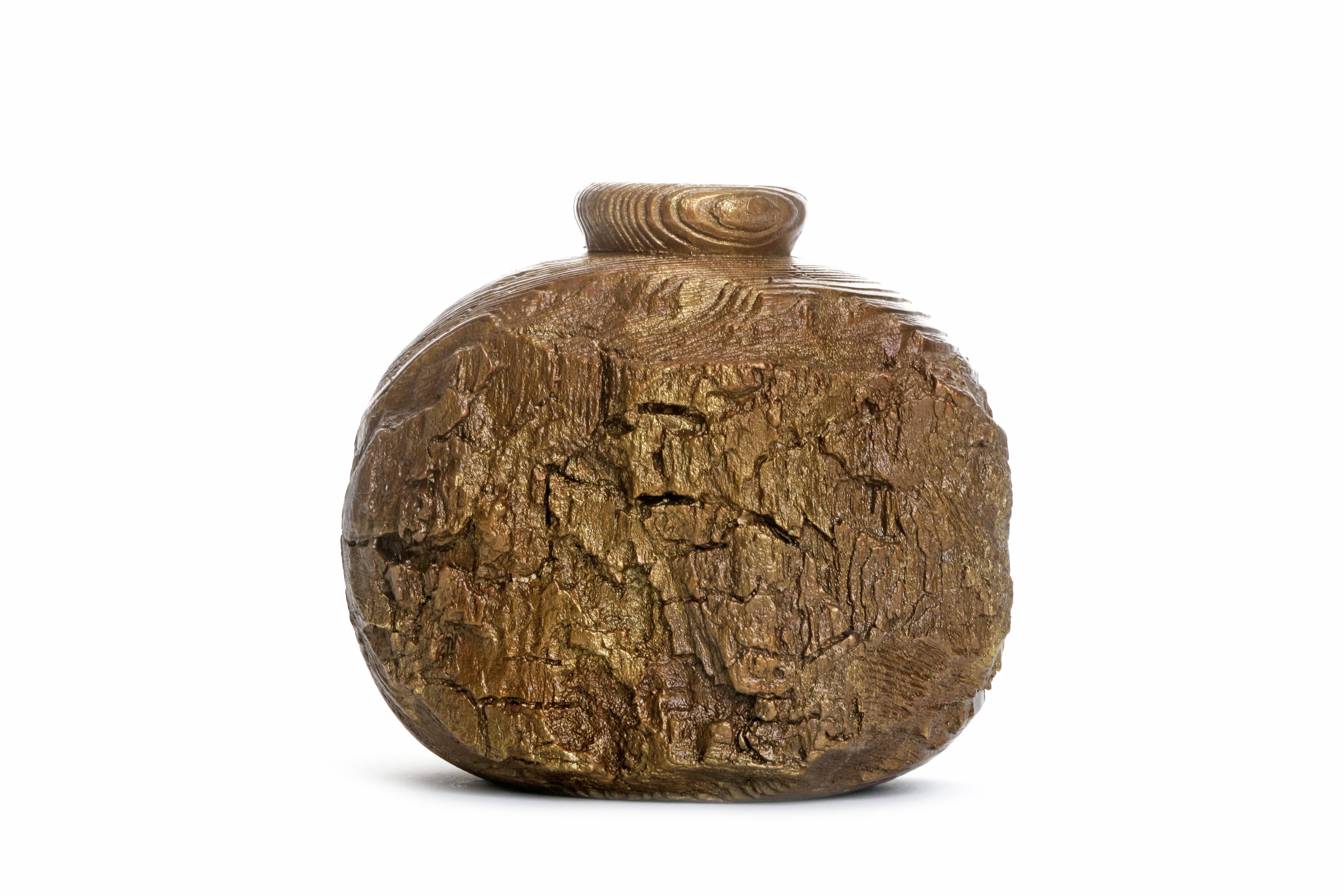 Elevate your home's aesthetic with our signature Cliff Vase, where artistry meets function in perfect harmony. Inspired by nature's sublime elegance, the Cliff Vase brings organic sophistication to any interior space. This meticulously crafted