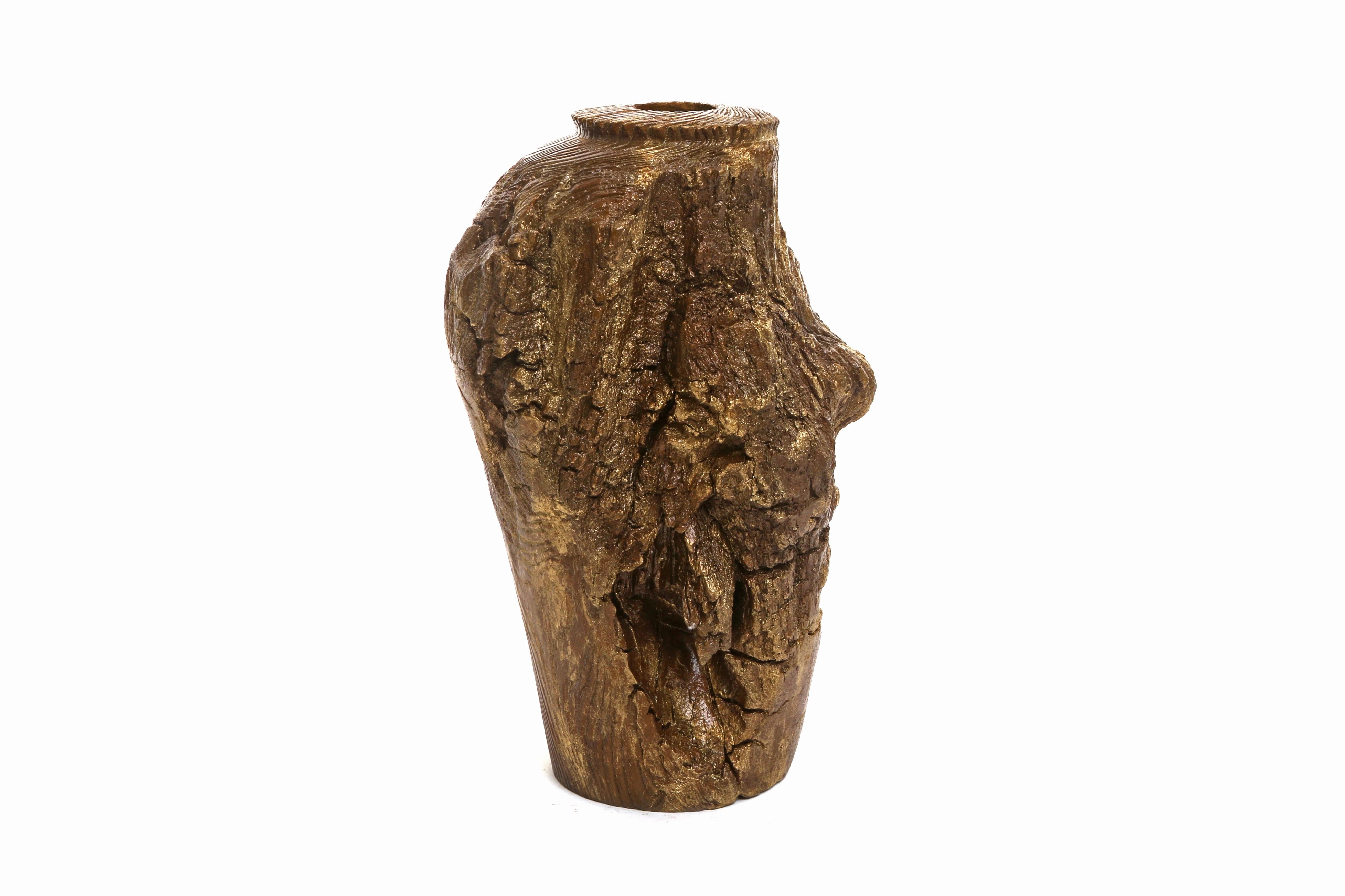 Cast from solid bronze, the Cliff Vase is a functional and sculptural work with Wood
Detail and Gold Patina.

Inspired by silhouettes found in nature, CHAABAN sought to create a line of unique bronzewares and premium home furnishings. Our collection