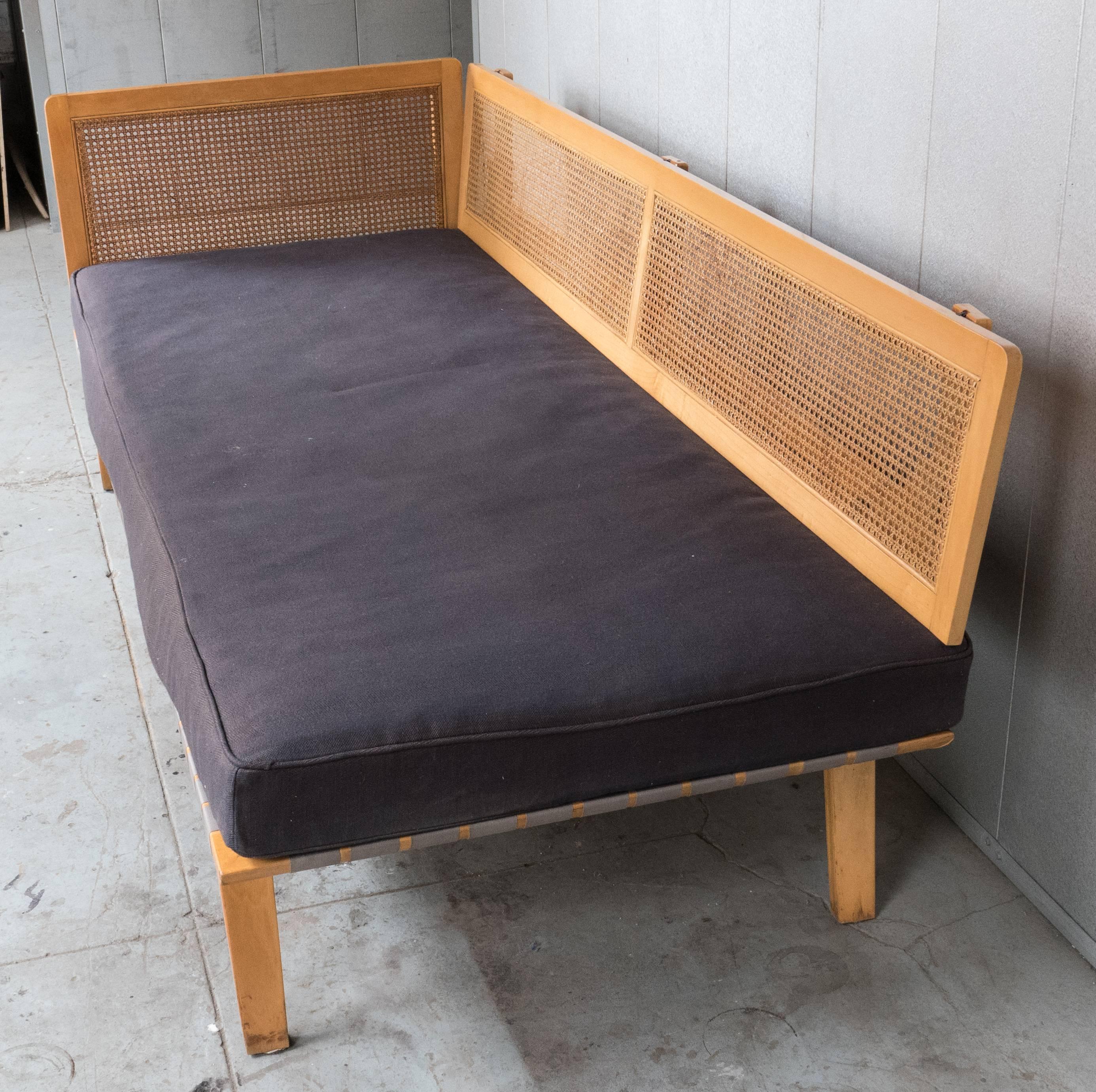 Clifford Pascoe Daybed with Original Caning and Webbing In Good Condition In New York, NY
