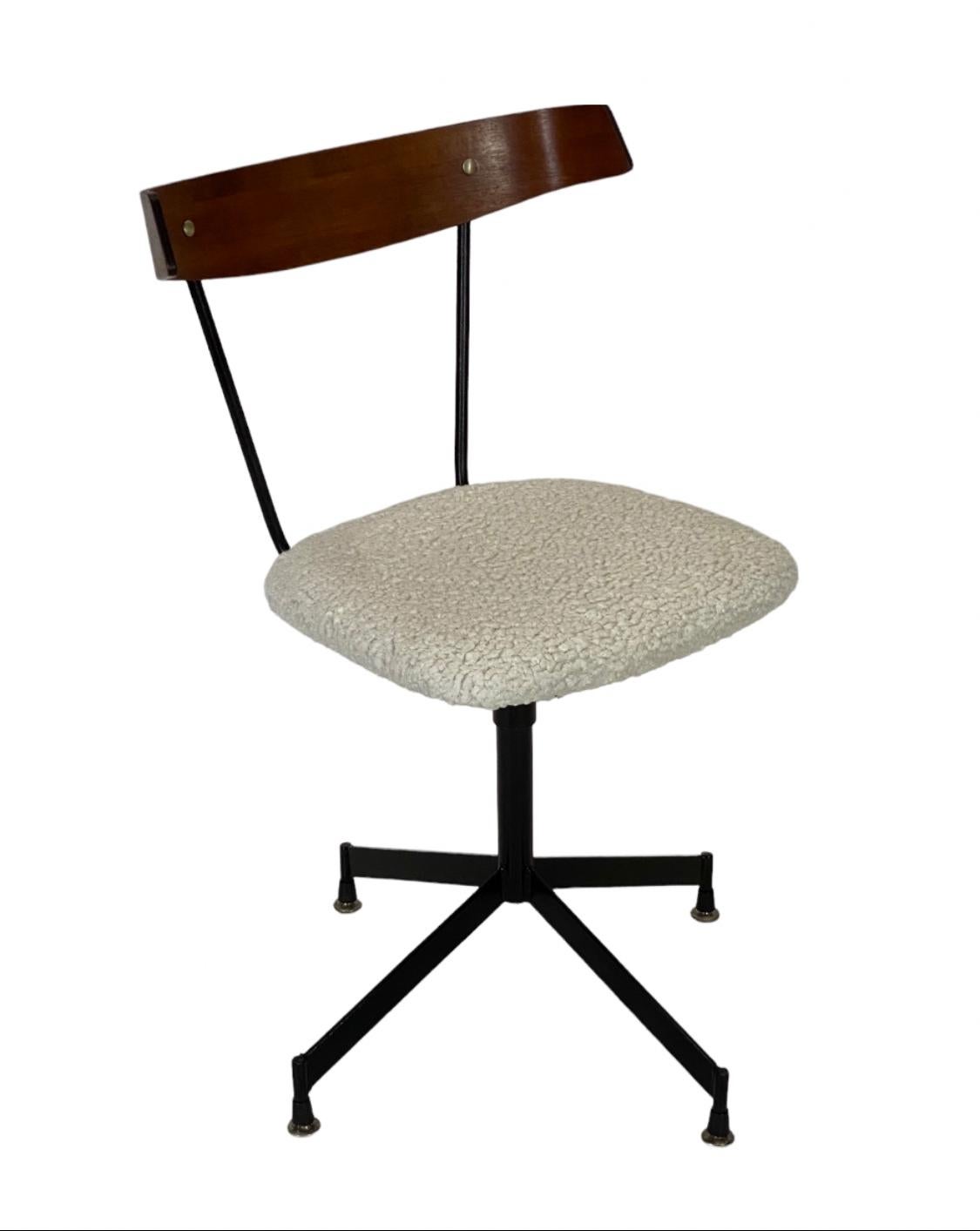 Mid-Century Modern Clifford Pascoe Desk or Office Chair on Swivel Base For Sale
