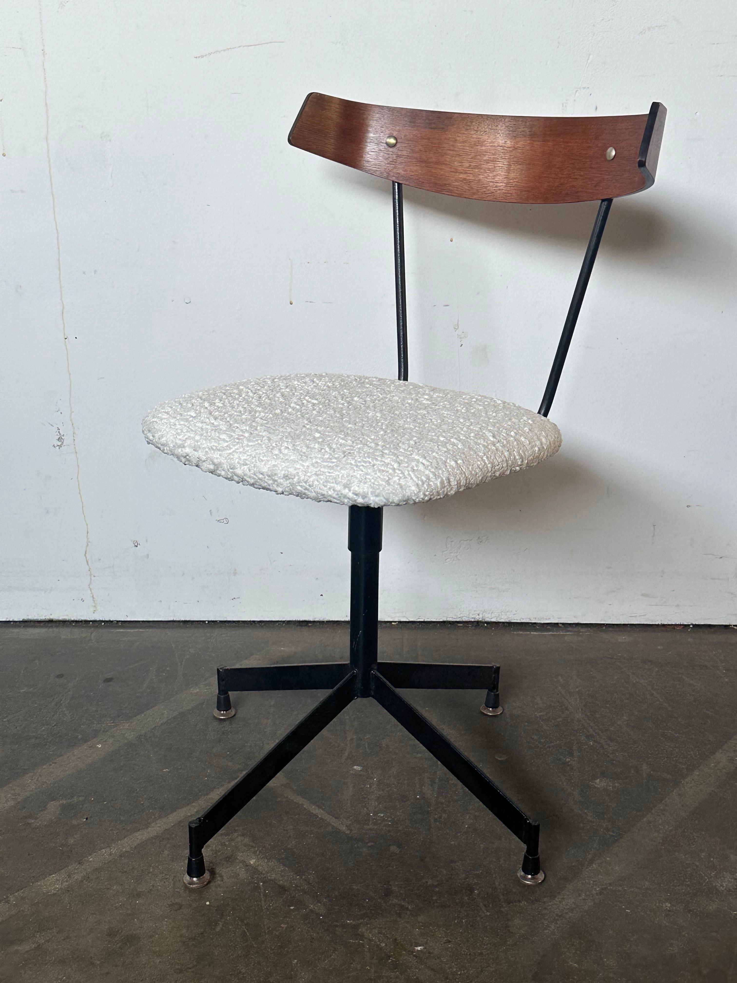 Clifford Pascoe Desk or Office Chair on Swivel Base In Good Condition In Brooklyn, NY
