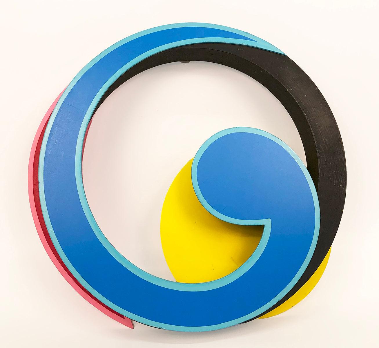 Cette sculpture unique de Clifford Singer associe une sérigraphie sur Sintra et une roue en bois peint à la main. Le design complexe met en évidence l'utilisation innovante des matériaux par Singer et sa capacité à mélanger harmonieusement