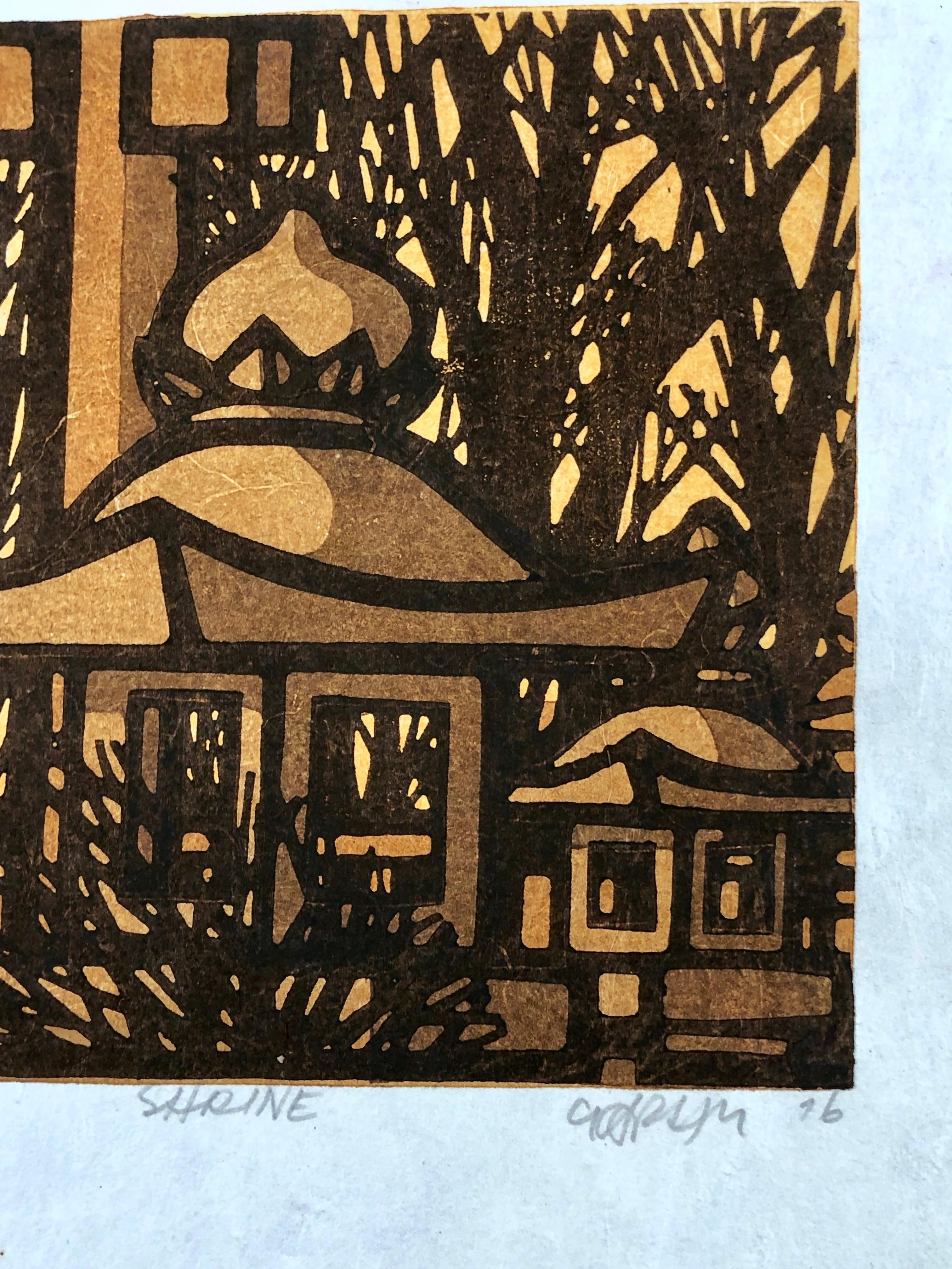 Shrine, Holzschnitt, Japan, gelb, braun, schwarz, grafisch, Karhu – Print von Clifton Karhu