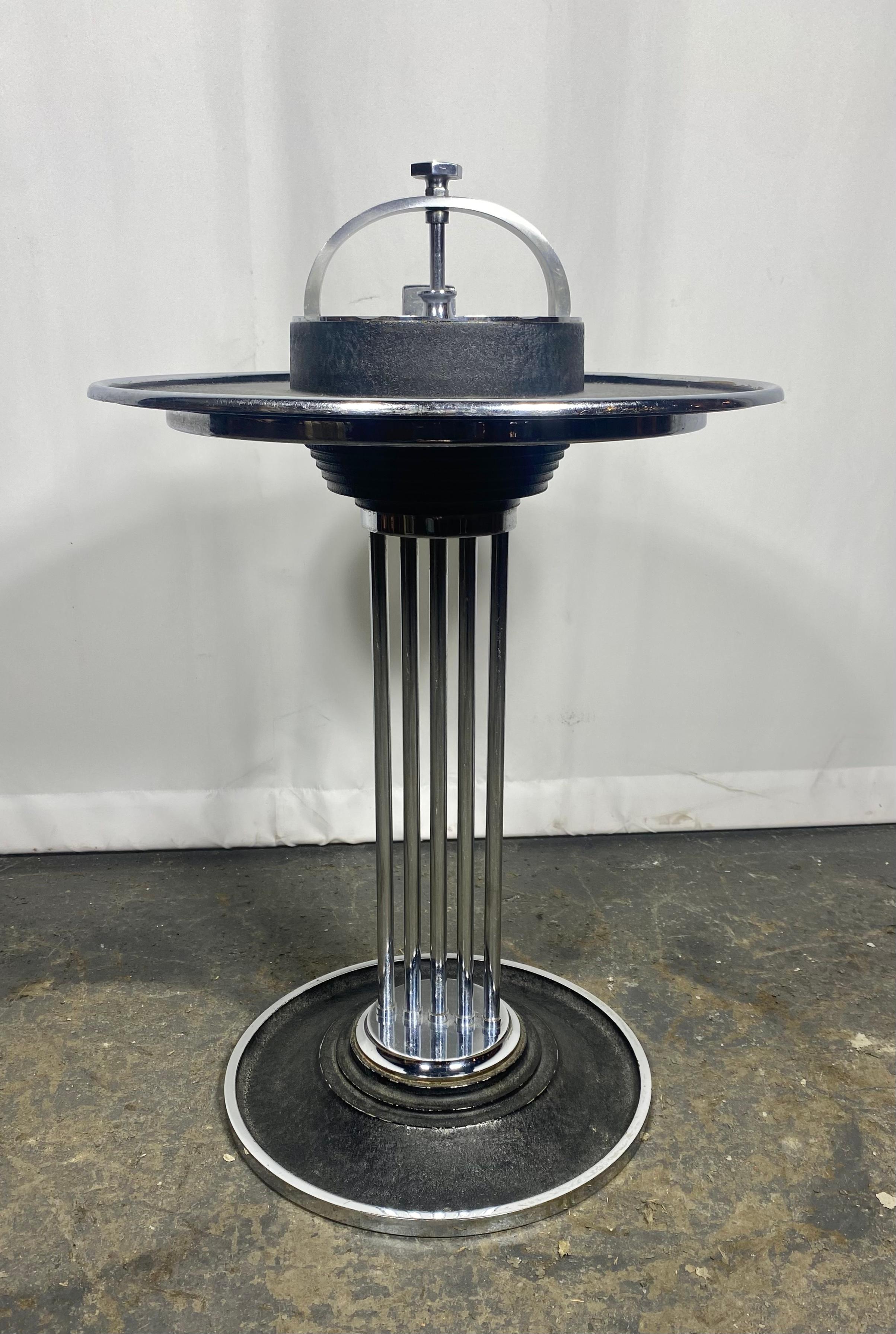 Climax Streamline 1930s American Art Deco Train Car Ashtray and Drink Stand In Good Condition For Sale In Buffalo, NY