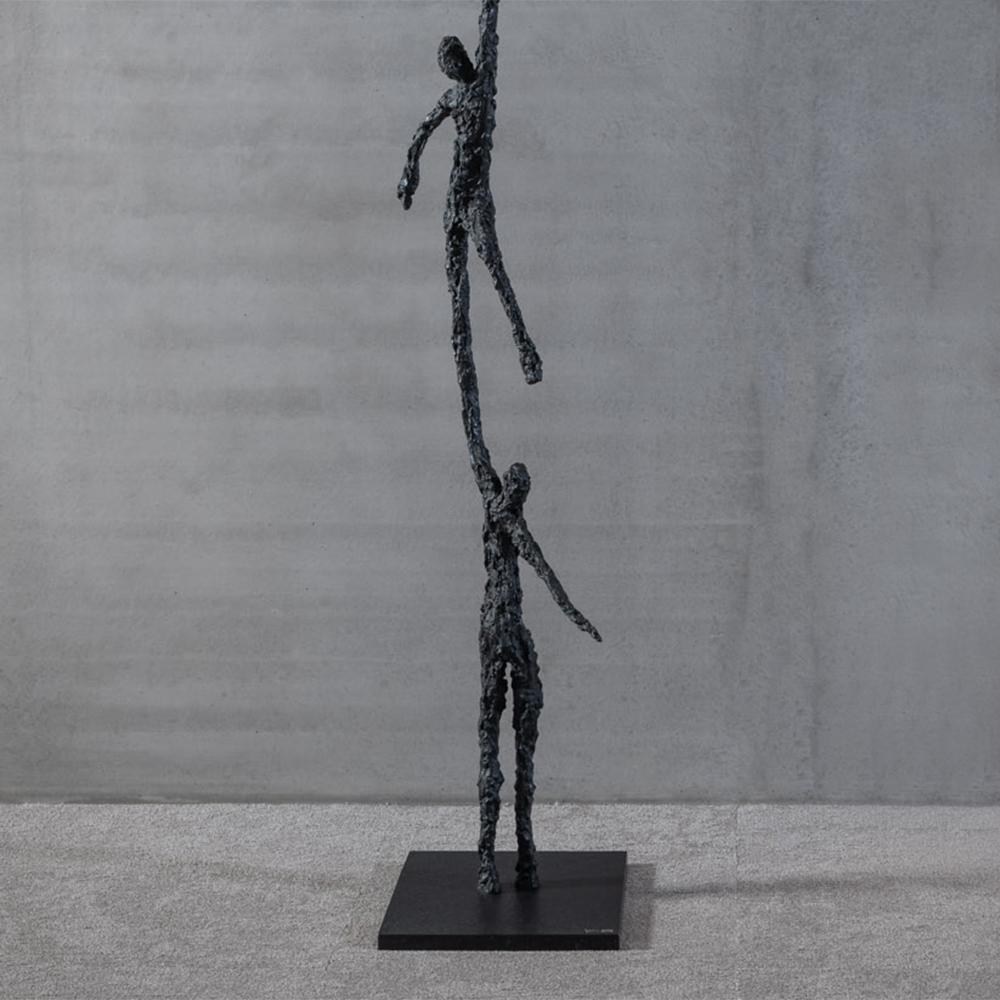 Fatto a mano Salita in bronzo Sculpure in vendita