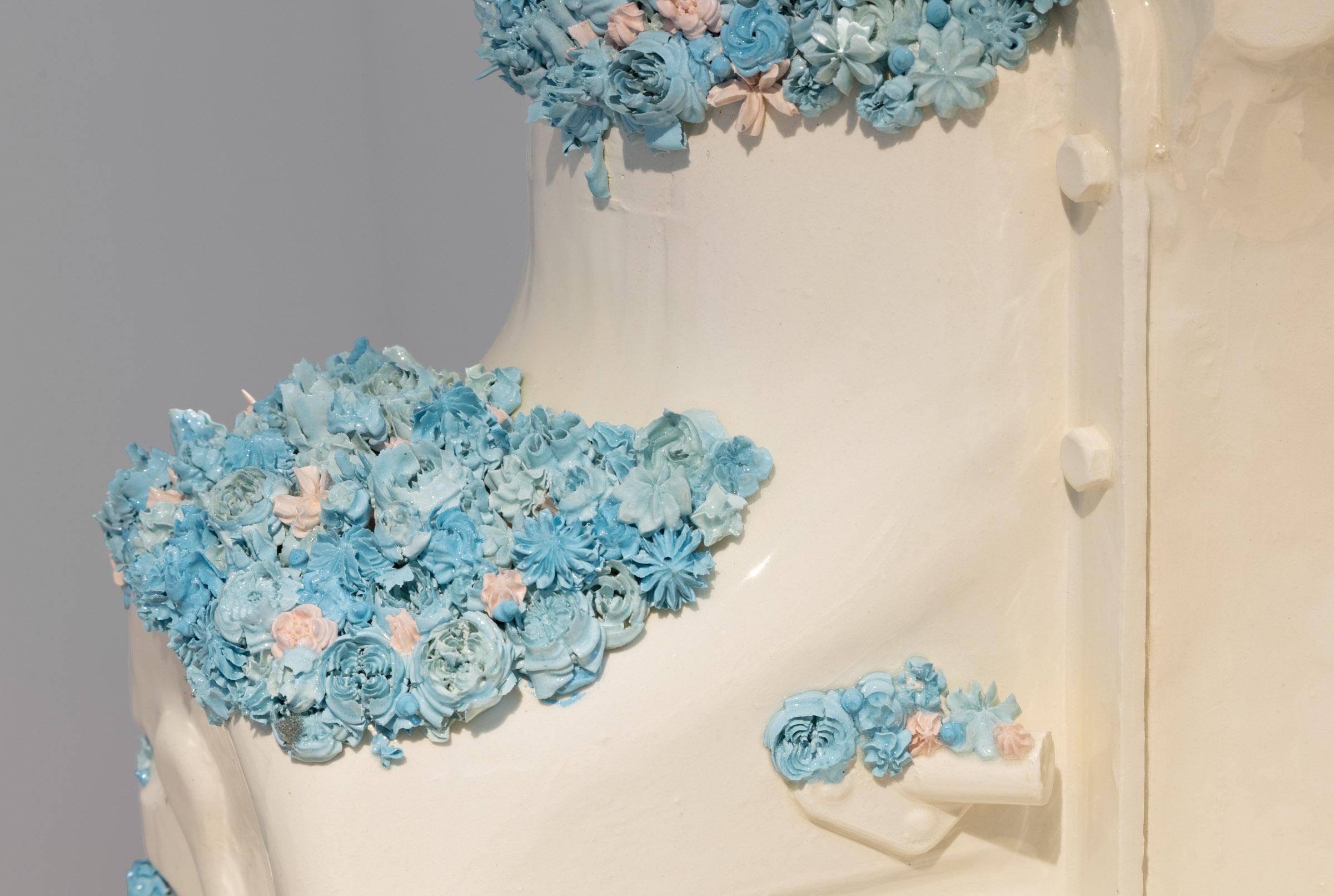 Motorrad mit blauen Blumen (Zeitgenössisch), Sculpture, von Clint Neufeld