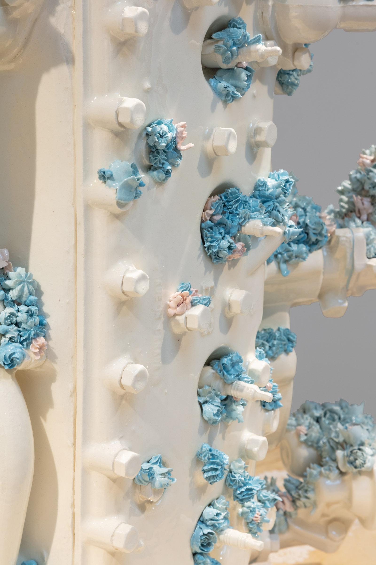 Motorrad mit blauen Blumen (Grau), Figurative Sculpture, von Clint Neufeld