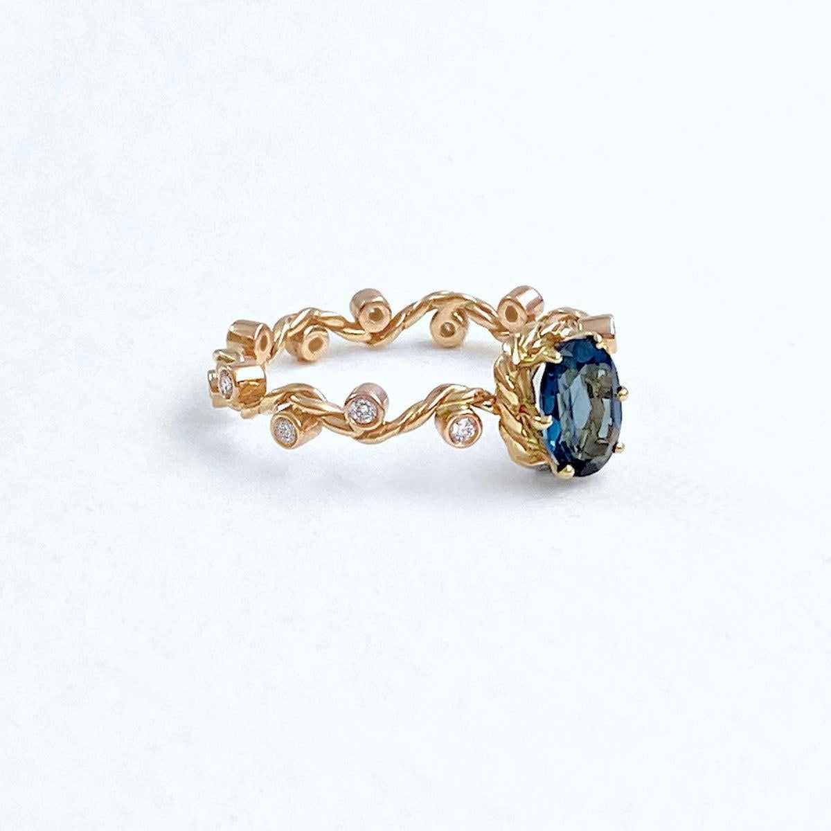 For Sale:  Clio London Blue Topaz Twist Vine Solitaire 18 Karat 4