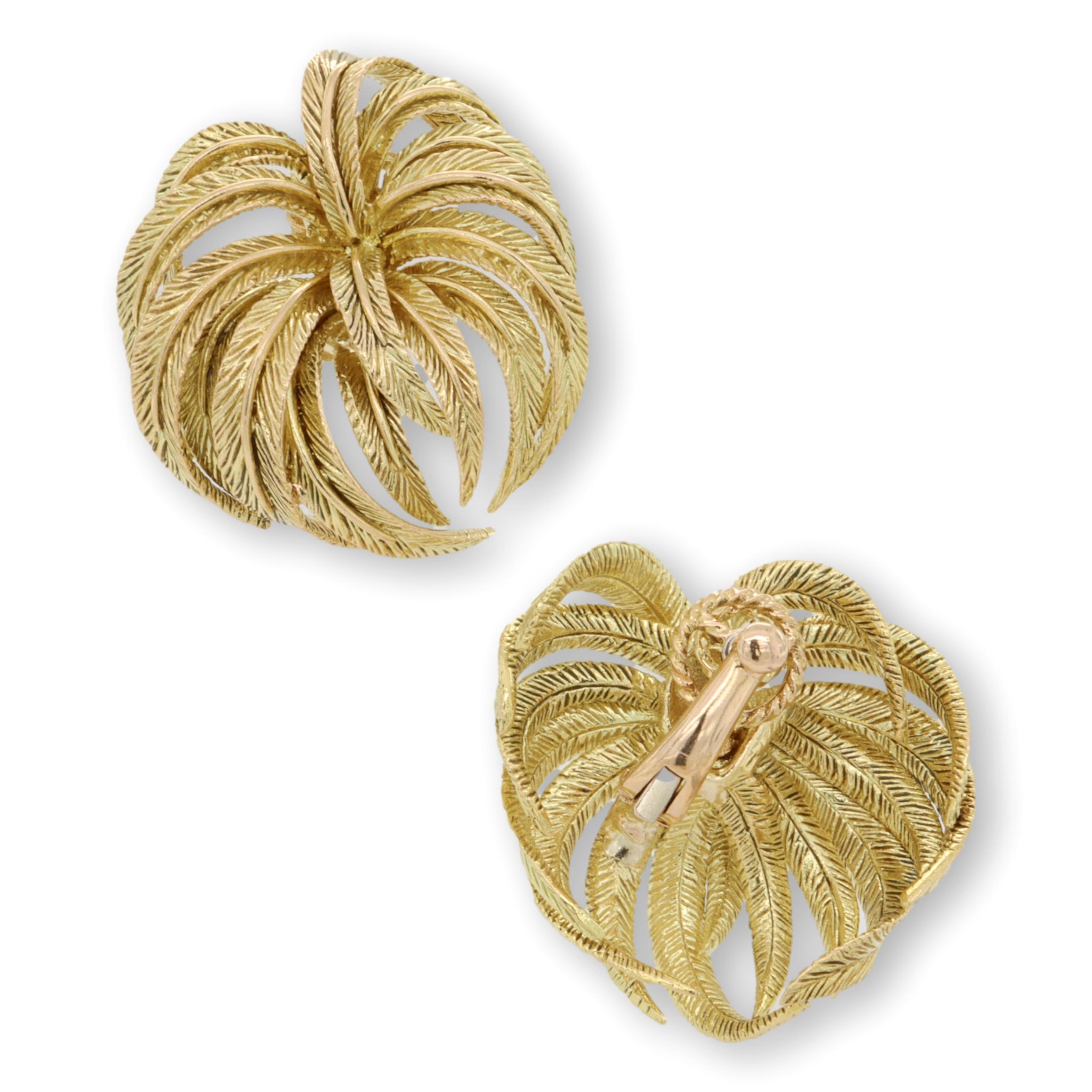 Vintage 18K Yellow Gold Large Omega Clip Earrings Palm Leaf Motif Circa 1950's In Excellent Condition For Sale In New York, NY