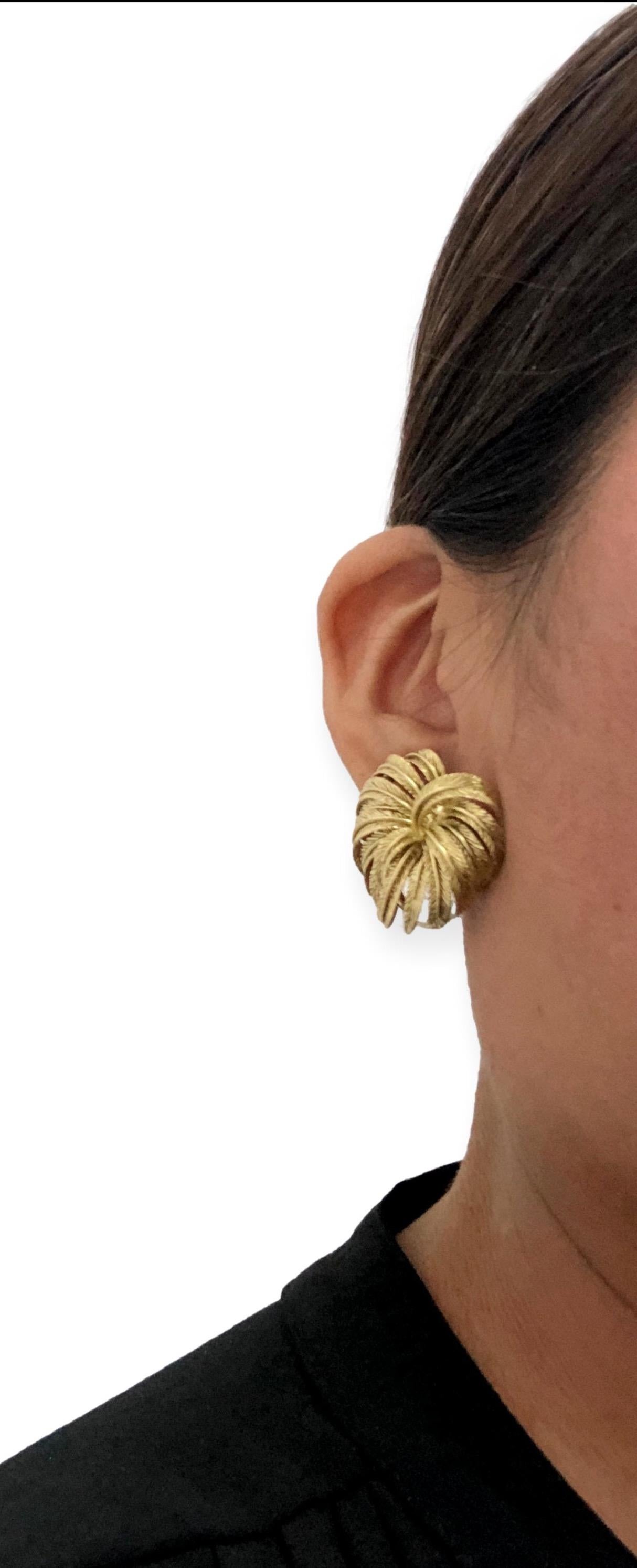 Vintage 18K Yellow Gold Large Omega Clip Earrings Palm Leaf Motif Circa 1950's For Sale 2