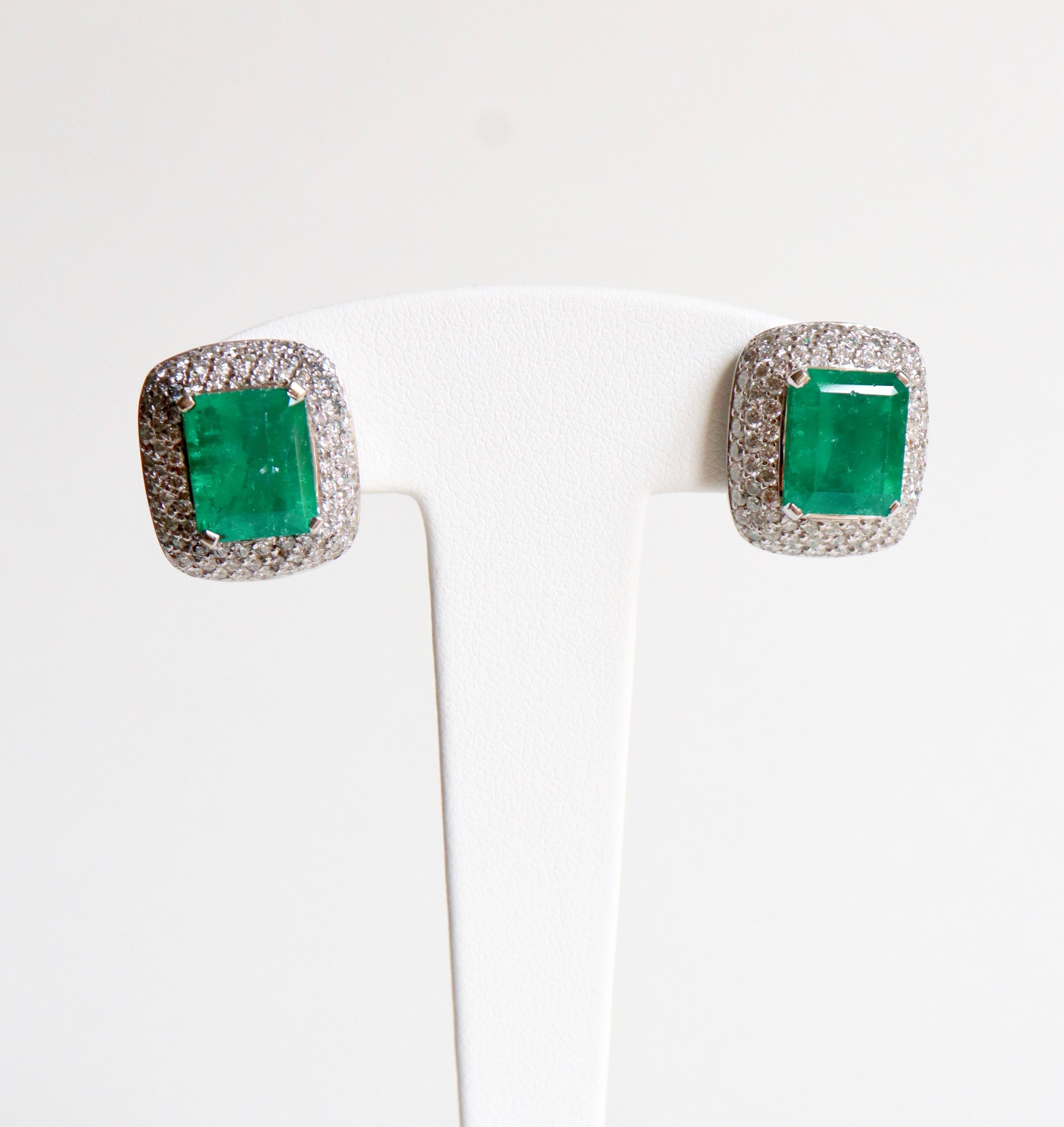 Taille émeraude Boucles d'oreilles clips Emeraudes 10.02 Carat et Diamants 3 Carat en or blanc 18 carats en vente