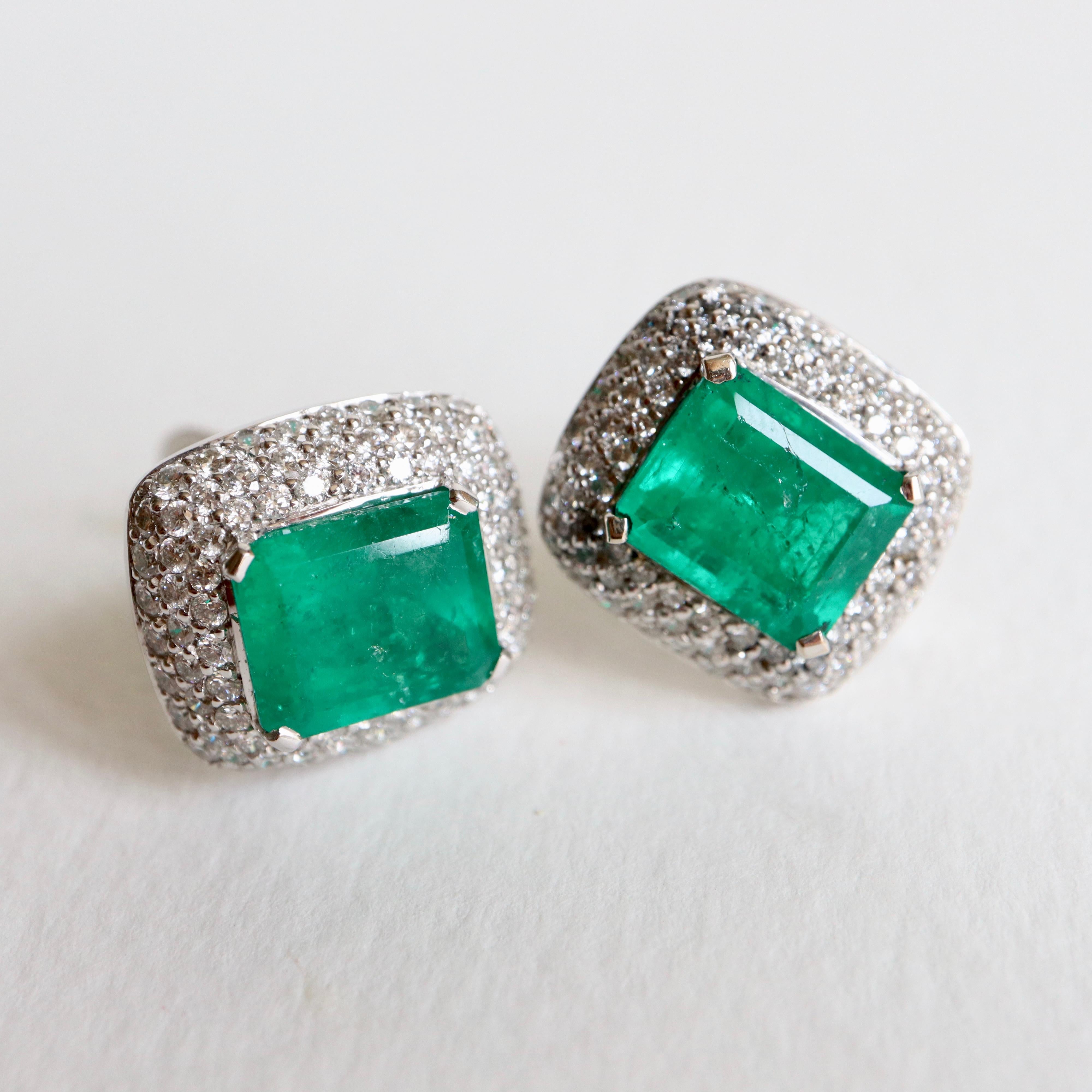 Boucles d'oreilles clips Emeraudes 10.02 Carat et Diamants 3 Carat en or blanc 18 carats en vente 3