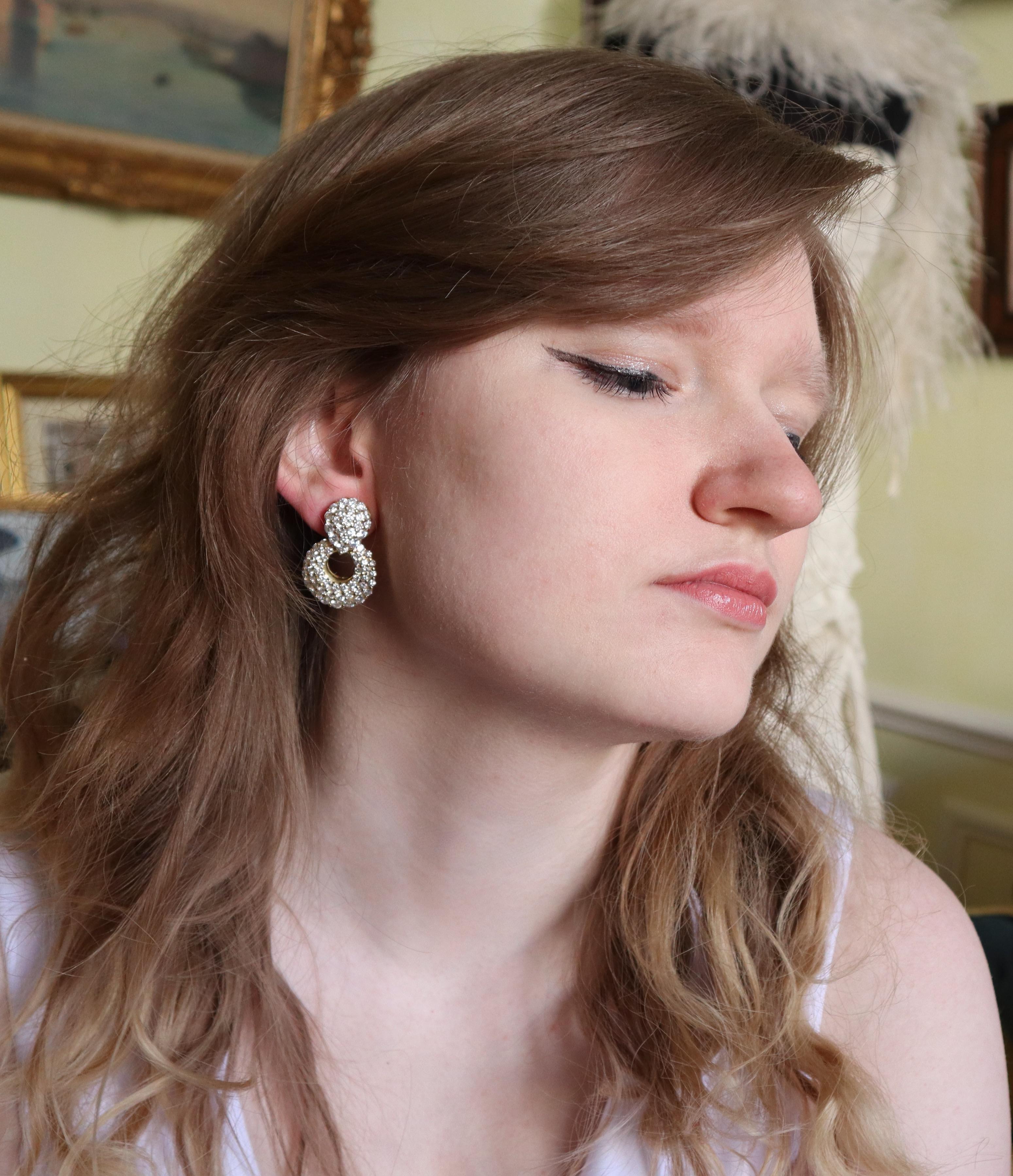 Boucles d'oreilles clips en or jaune 18 carats et diamants sertis de 3 carats de diamants chacun totalisant 6 carats pour les deux clips. 
Poids brut : 21,9 g
Hauteur 3.5 cm. Largeur 2 cm 
Poinçon d'or : Hibou