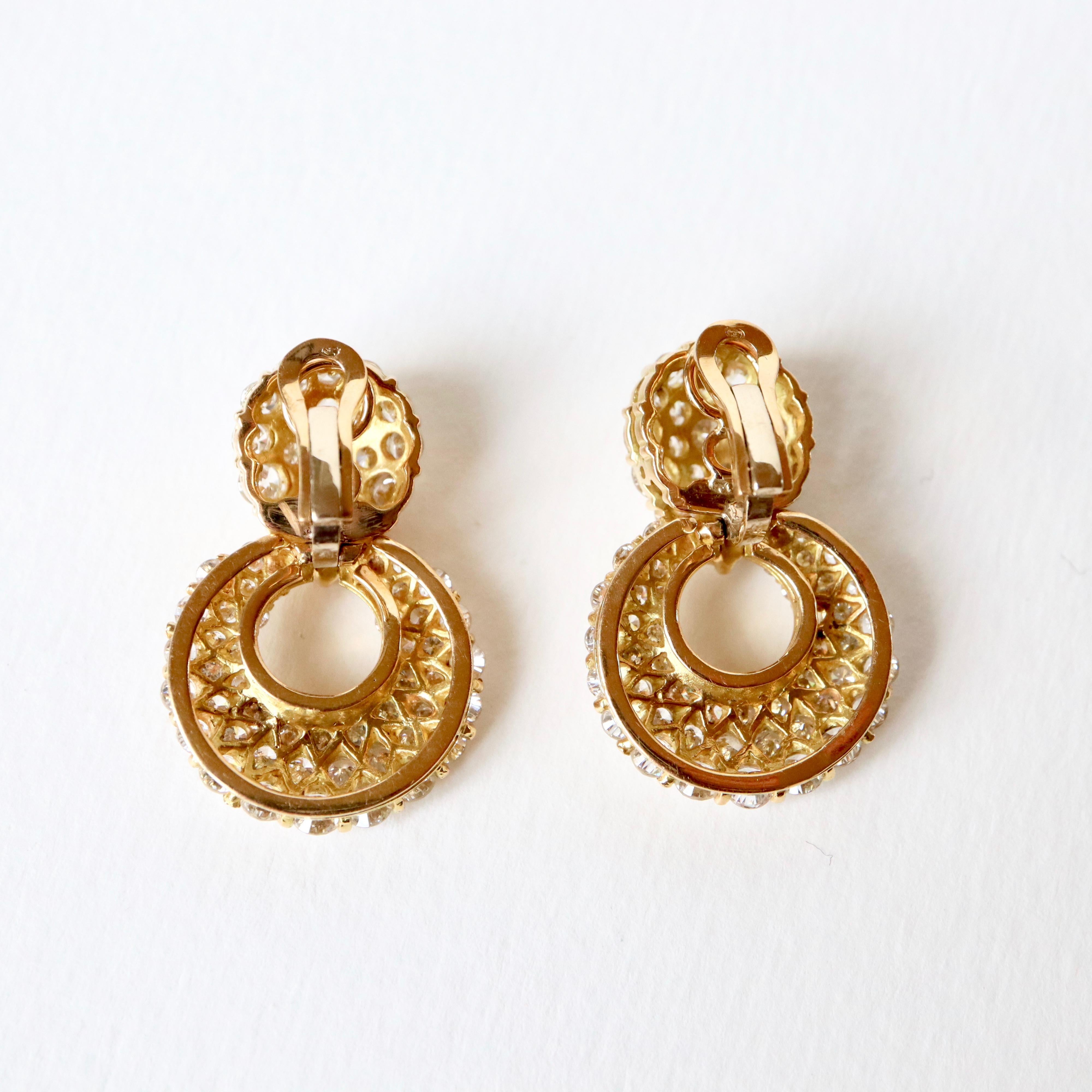 Clip-Ohrringe aus 18 Karat Gelbgold und Diamanten mit je 3 Karat Diamanten, insgesamt 6 Karat für die beiden Clips. 
Bruttogewicht: 21,9 g
Höhe 3,5 cm. Breite 2 cm 
Gold-Stempel: Eule