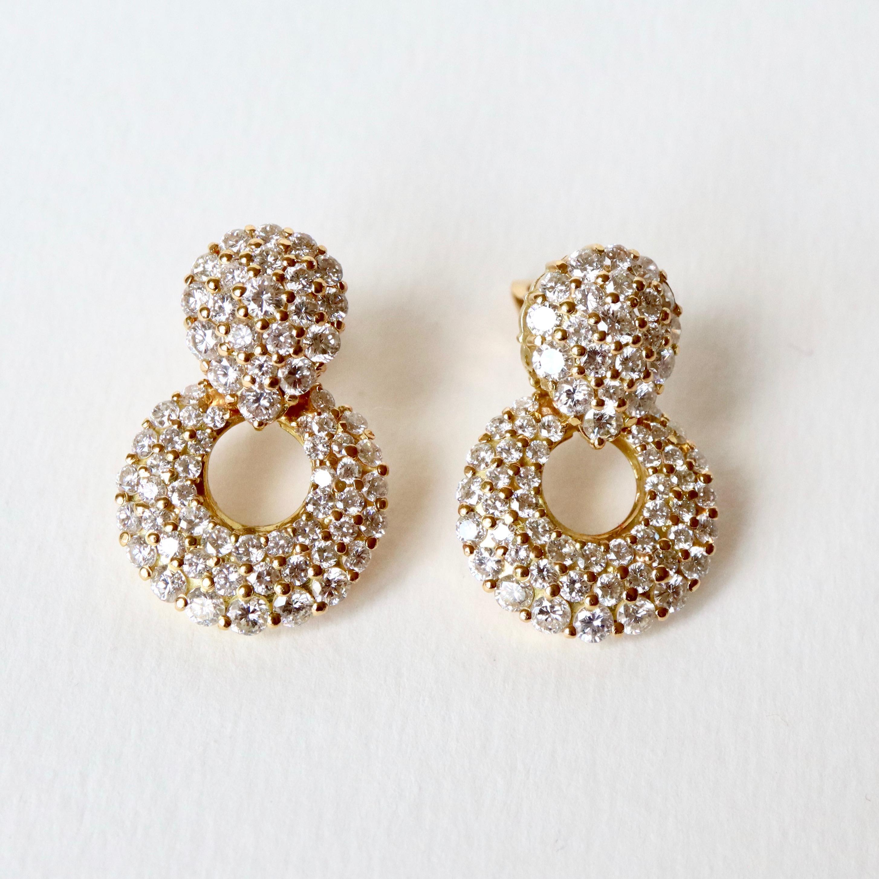Clips d'oreilles en or jaune 18 carats et diamants sertis de 6 carats de diamants Bon état - En vente à Paris, FR