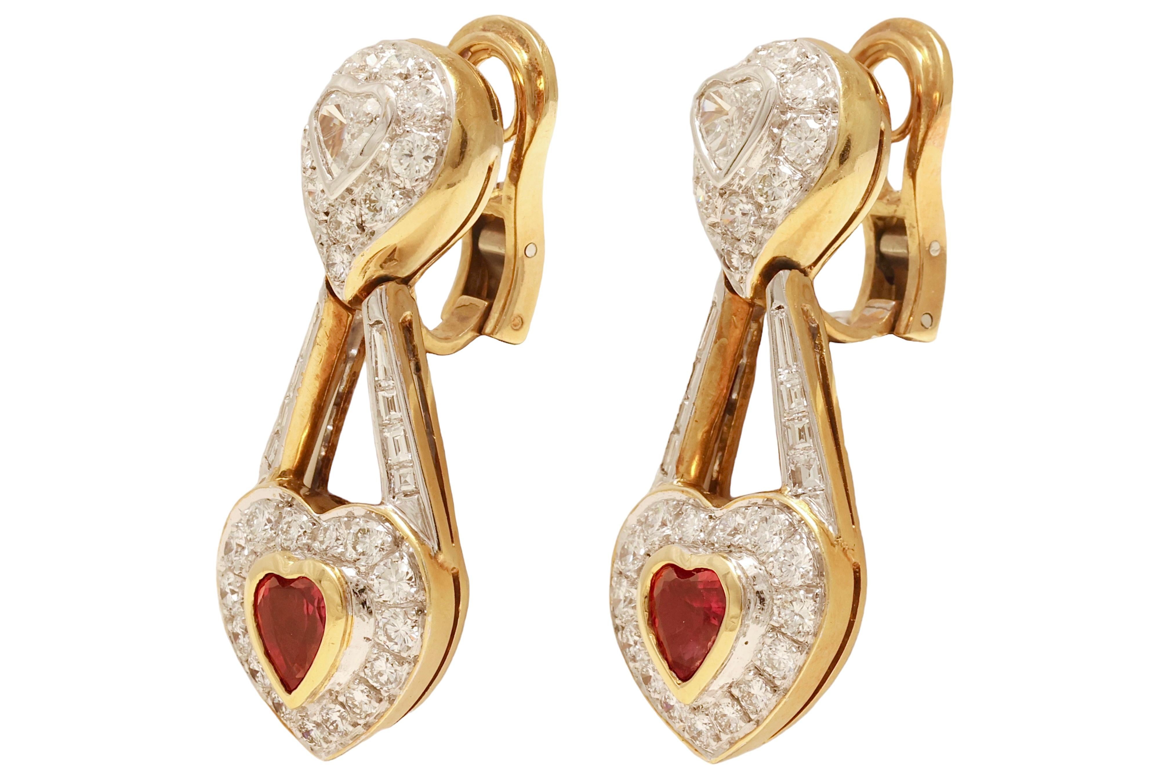 Magnifiques boucles d'oreilles pendantes à clip en argent 18 carats. Or jaune avec diamants et rubis en forme de coeur
(Les tiges des boucles d'oreilles peuvent être ajoutées gratuitement aux boucles d'oreilles sur demande)

Les diamants : 
Diamants