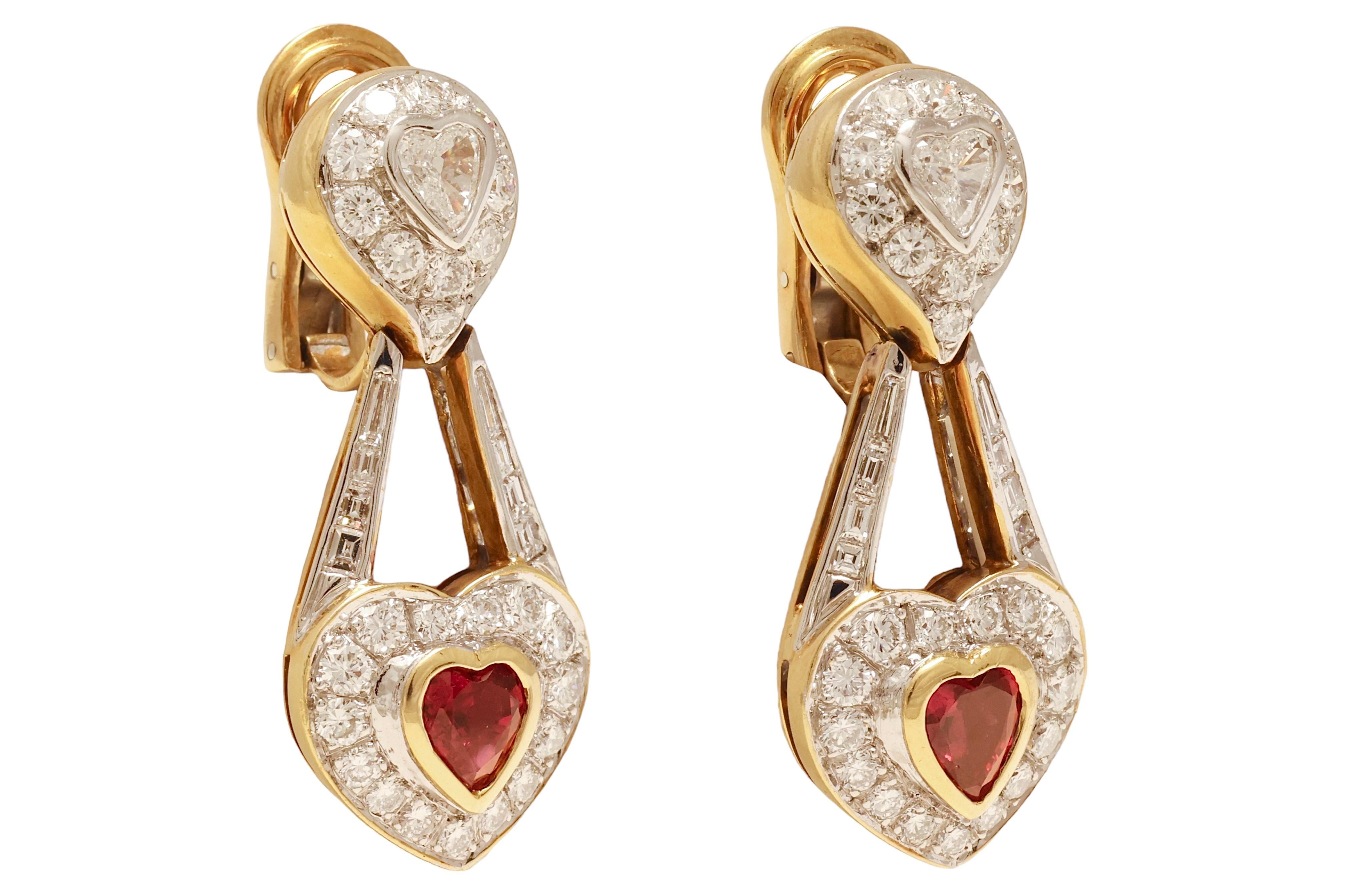 Taille cœur Boucles d'oreilles goutte à goutte Clips en argent 18 kt. Or jaune avec diamants et rubis en forme de cœur en vente