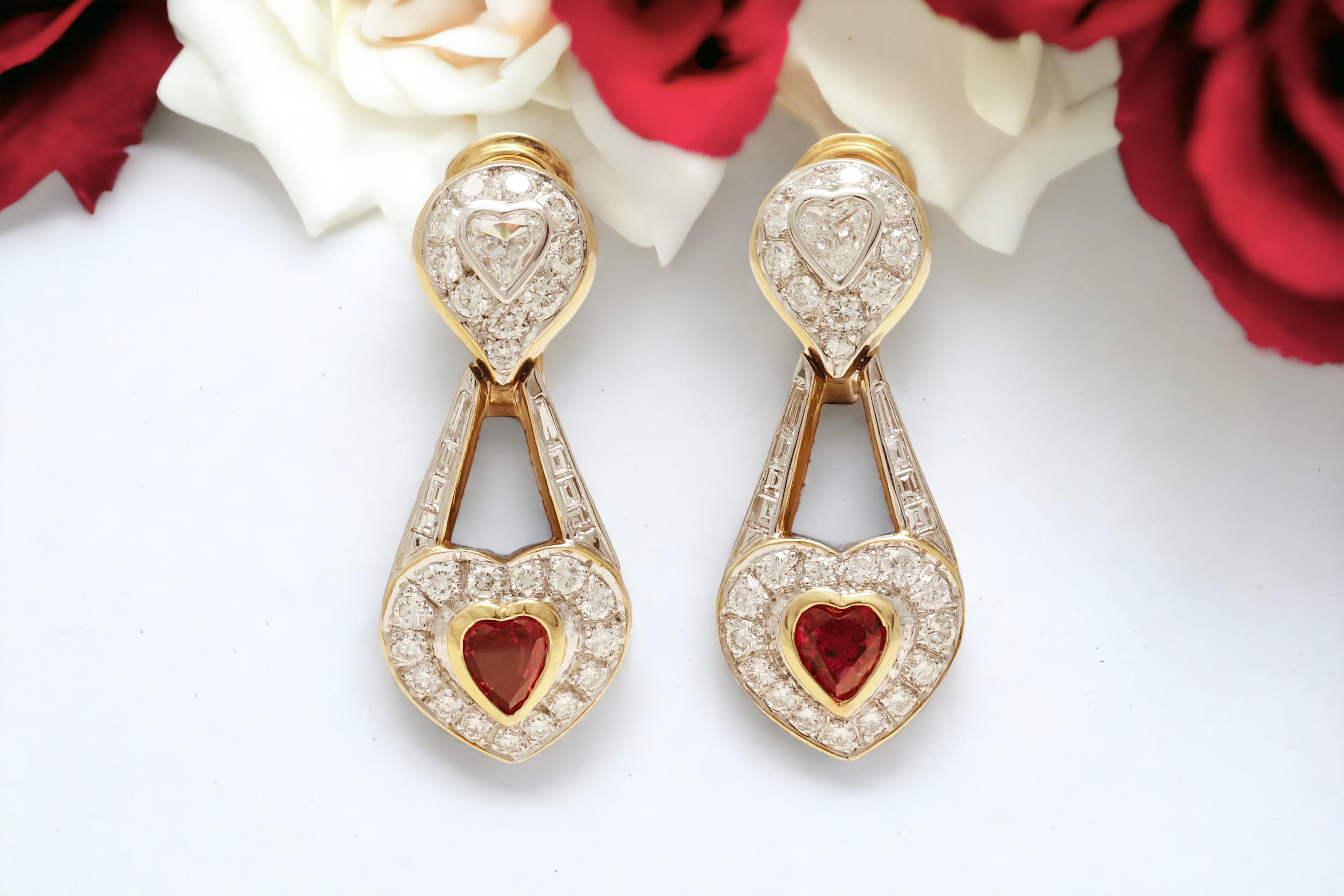 Boucles d'oreilles goutte à goutte Clips en argent 18 kt. Or jaune avec diamants et rubis en forme de cœur en vente 3