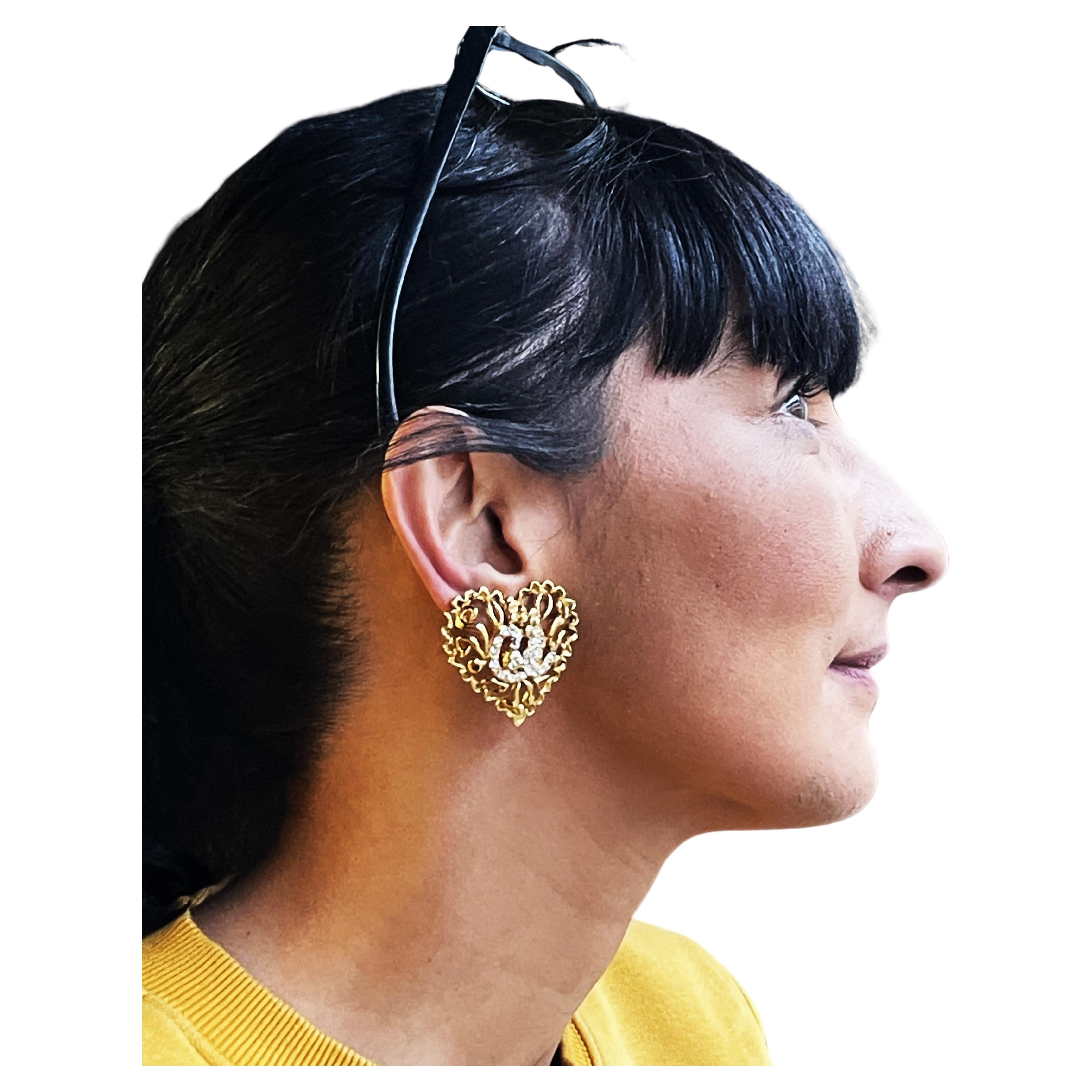 Clip-on earrings in the shape of an openwork heart, with Lacroix signature in rhinestones in the middle.

Dimensions: 
Width  4 cm  x H 4 cm 
Futures:
- Original Christian Lacroix stamp and date summer E94
- Openwork with Lacroix signature in