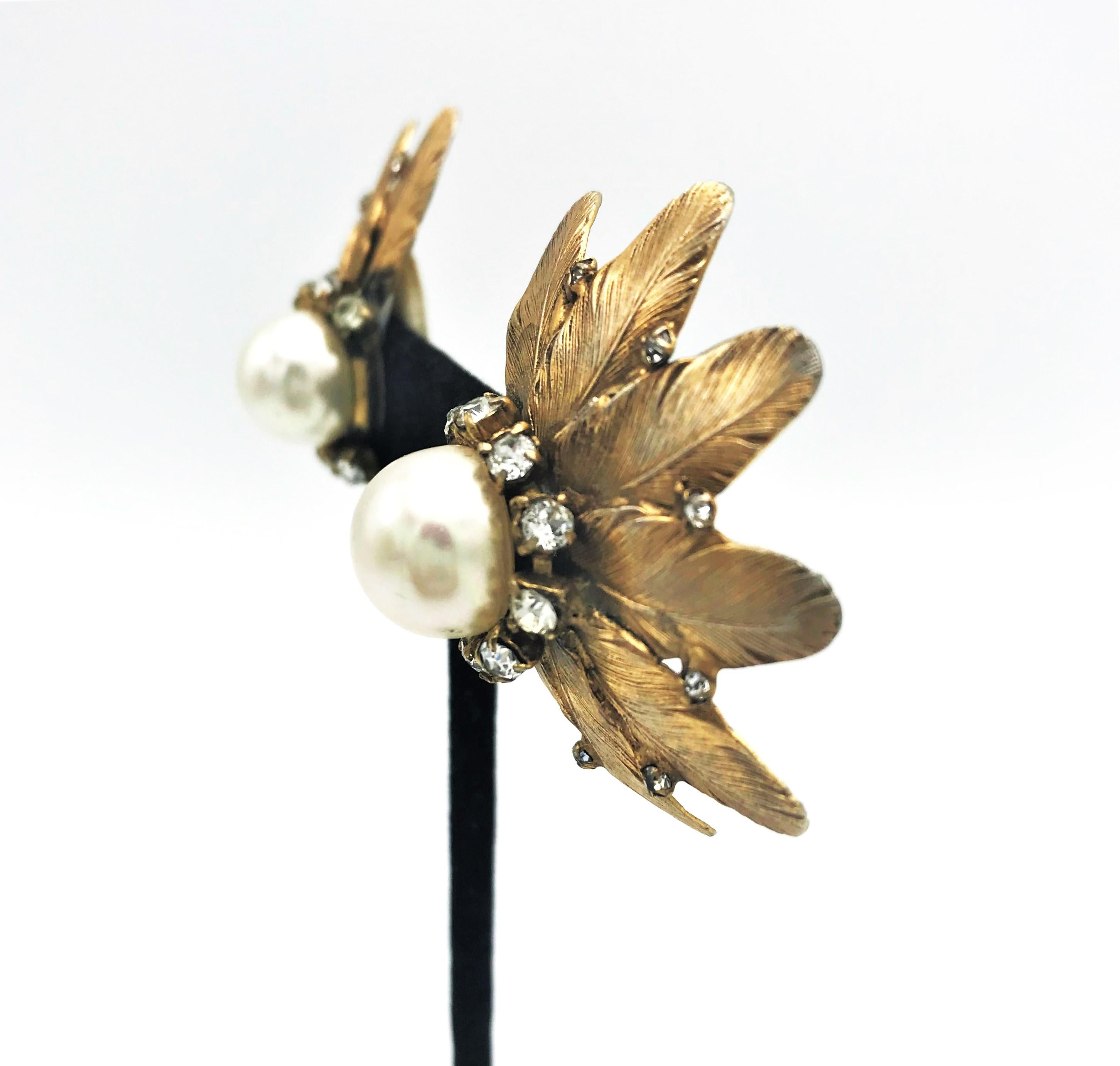 CLIP-ON EARRING by COCO CHANEL, Museums piece, 3 stars 1950/1960  For Sale 2