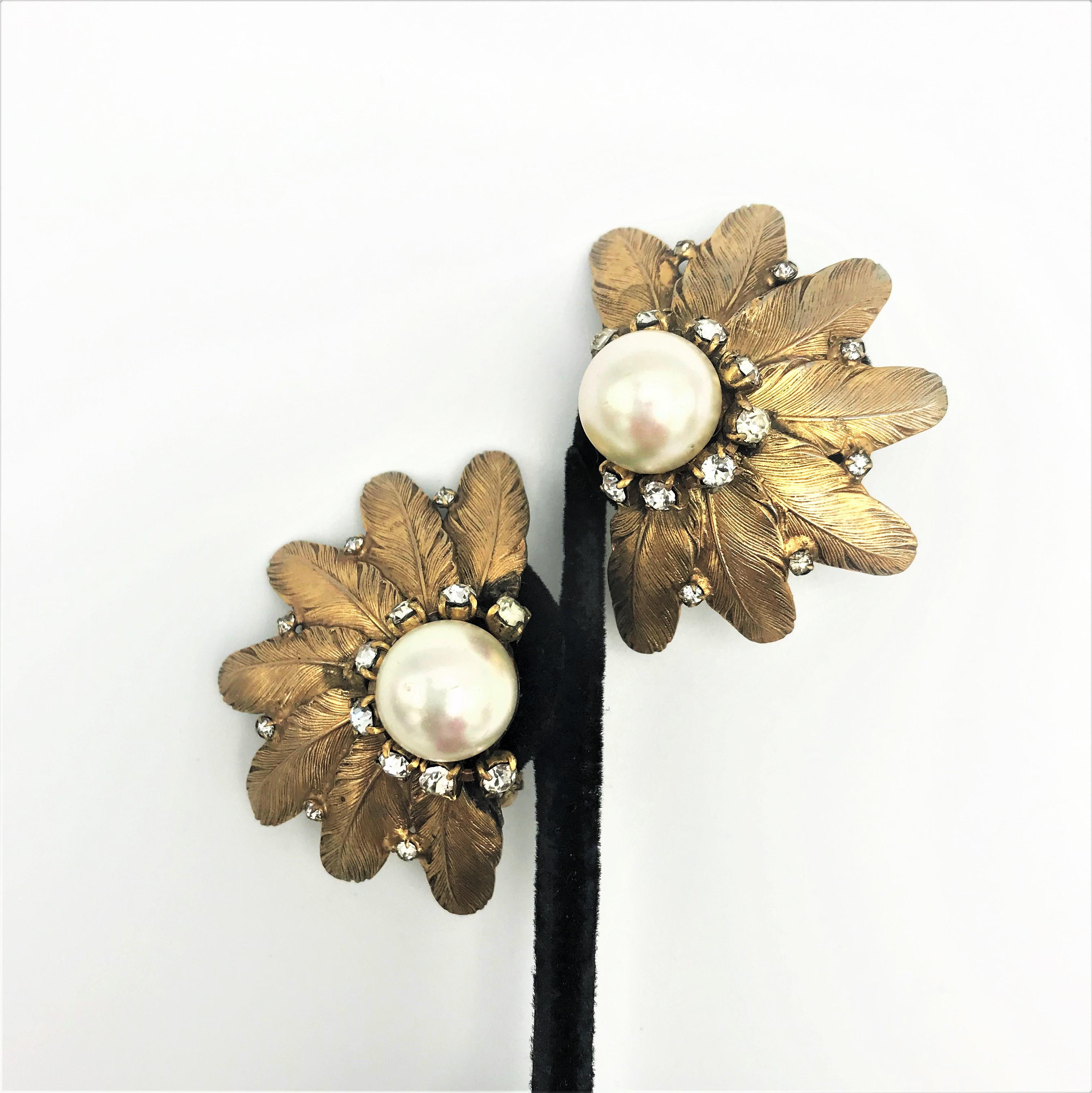 Boucles d'oreilles CLIP-ON par COCO CHANEL, pièce de musée, 3 étoiles 1950/1960  Pour femmes en vente