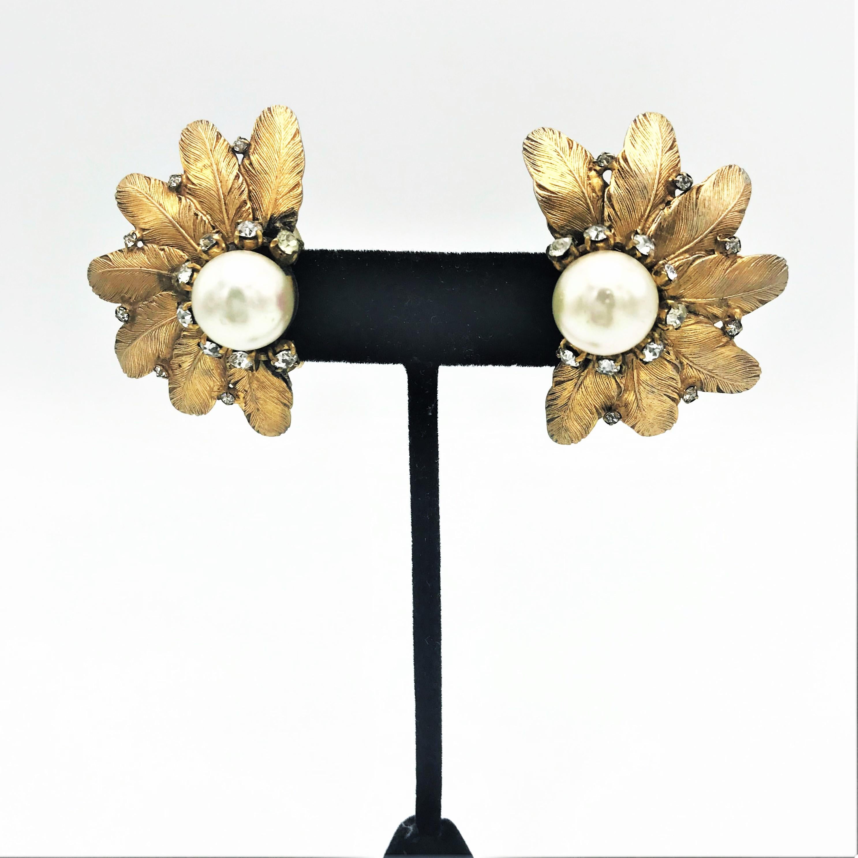 CLIP-ON EARRING by COCO CHANEL, Museums piece, 3 stars 1950/1960  For Sale 1