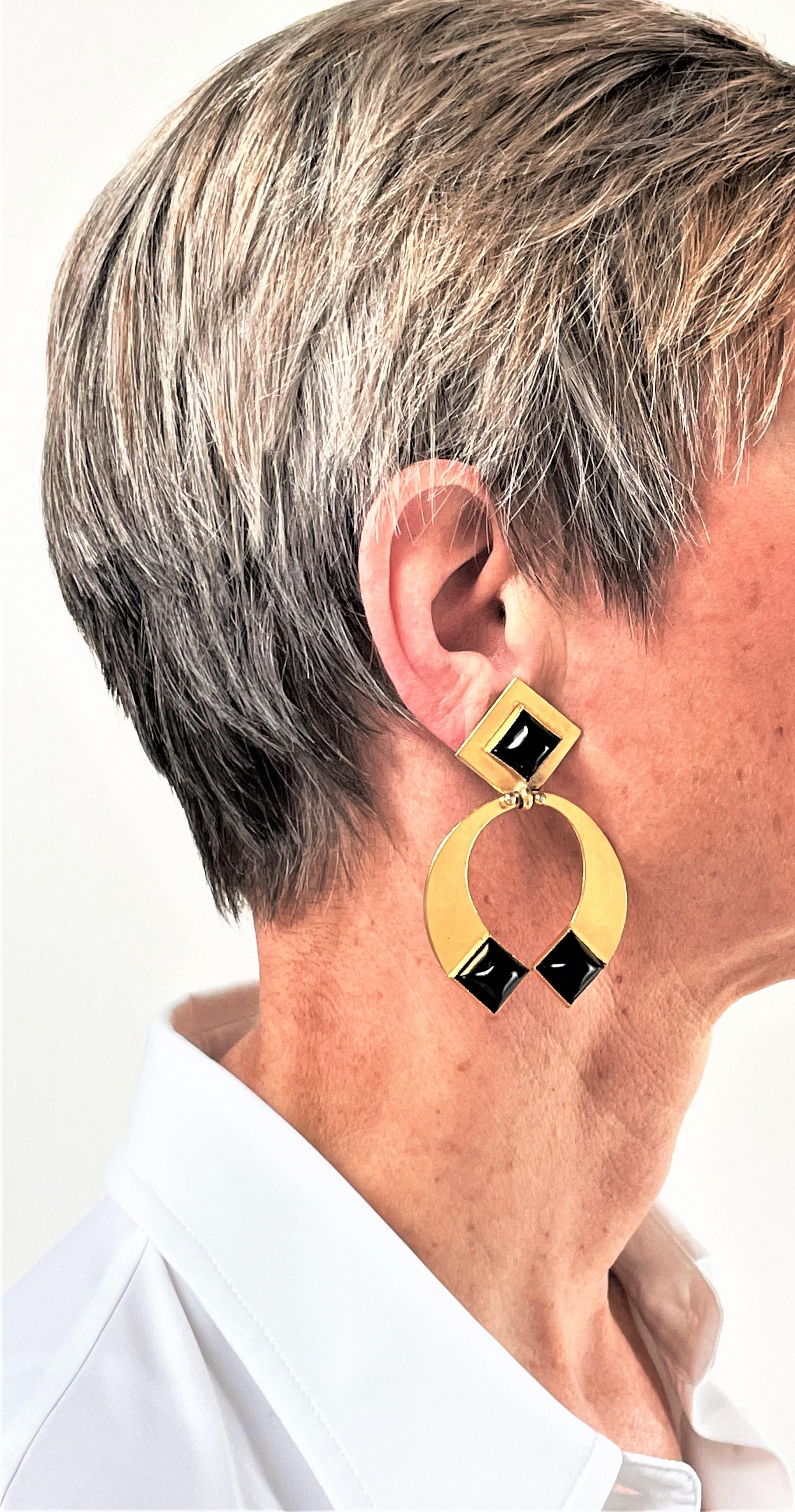 Very modern and stylish ear clips by Roger Scemama Paris from the 1960s. Featured in Ginger Moro's 'EURTOPEAN DESIGNER JEWELRY' book.

Size: Length 7 cm x 4.5 cm. The upper part, a square turned upside down 2 cm x 2 cm with a black glass stone 1 cm
