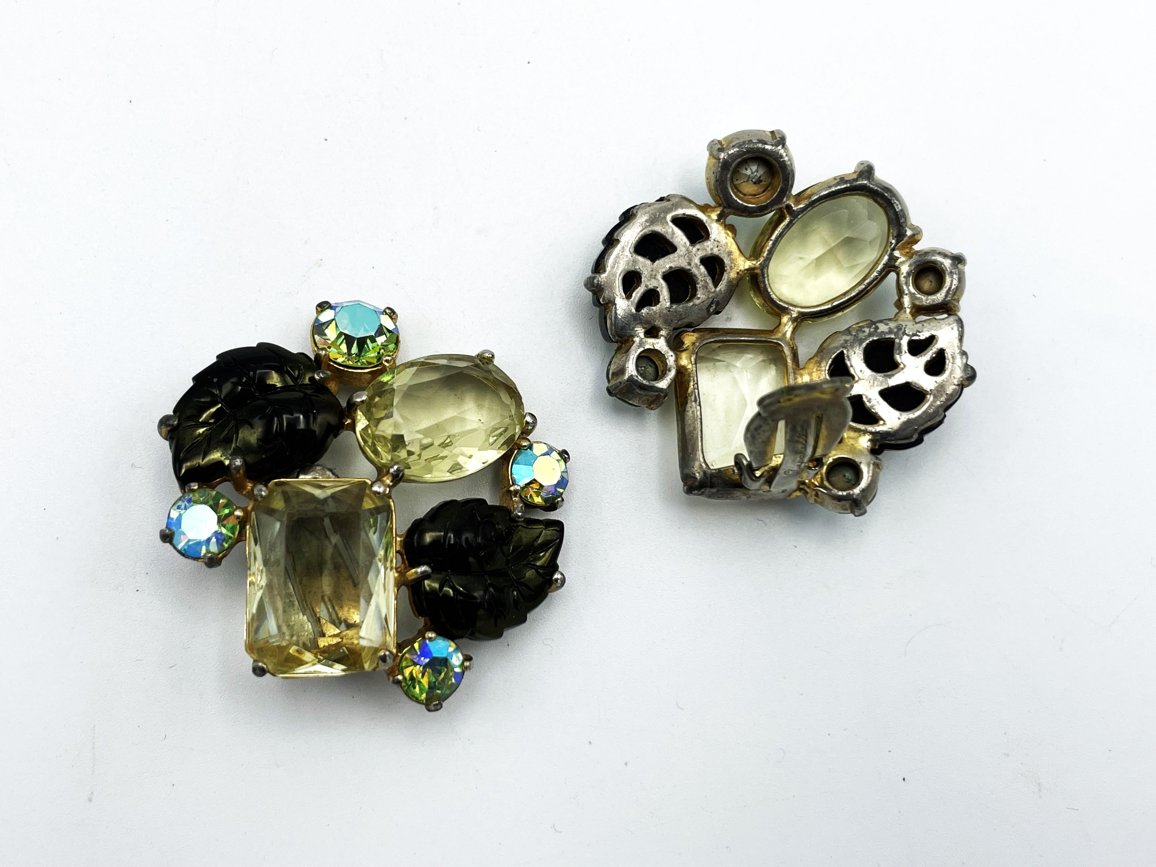 Clip-on earring by Schiaparelli Italy multicolor and vari cut rhinestones, 1950s In Good Condition For Sale In Stuttgart, DE