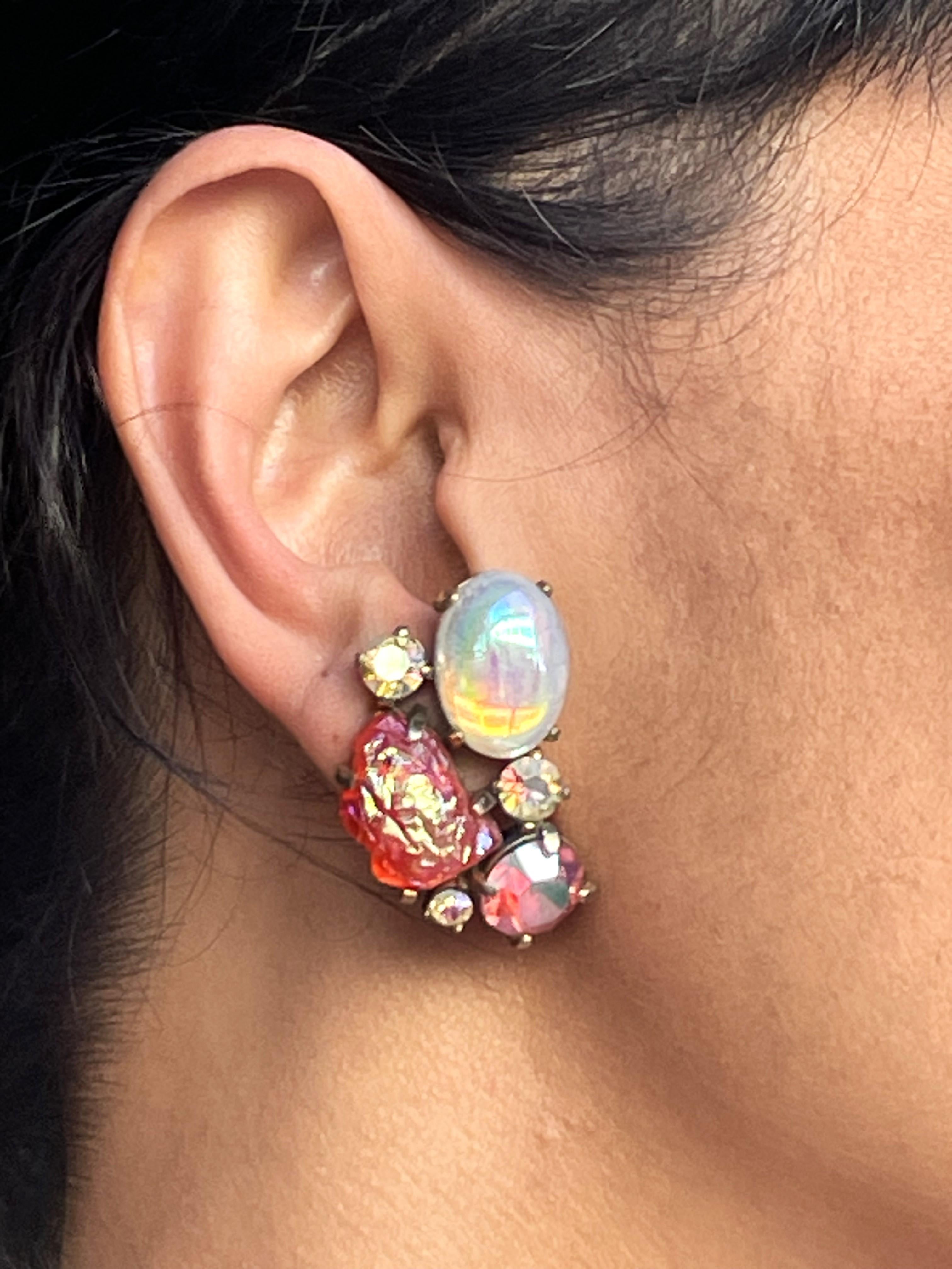 Vintage red frosted glass and gilt metal earring by Elsa Schiaparelli, Italy 1940/50's. All other stones are looking frosted. 
Schiaparelli processed special stones for her jewelry, for example the iced stones and moonstone imitations.
Measurement: