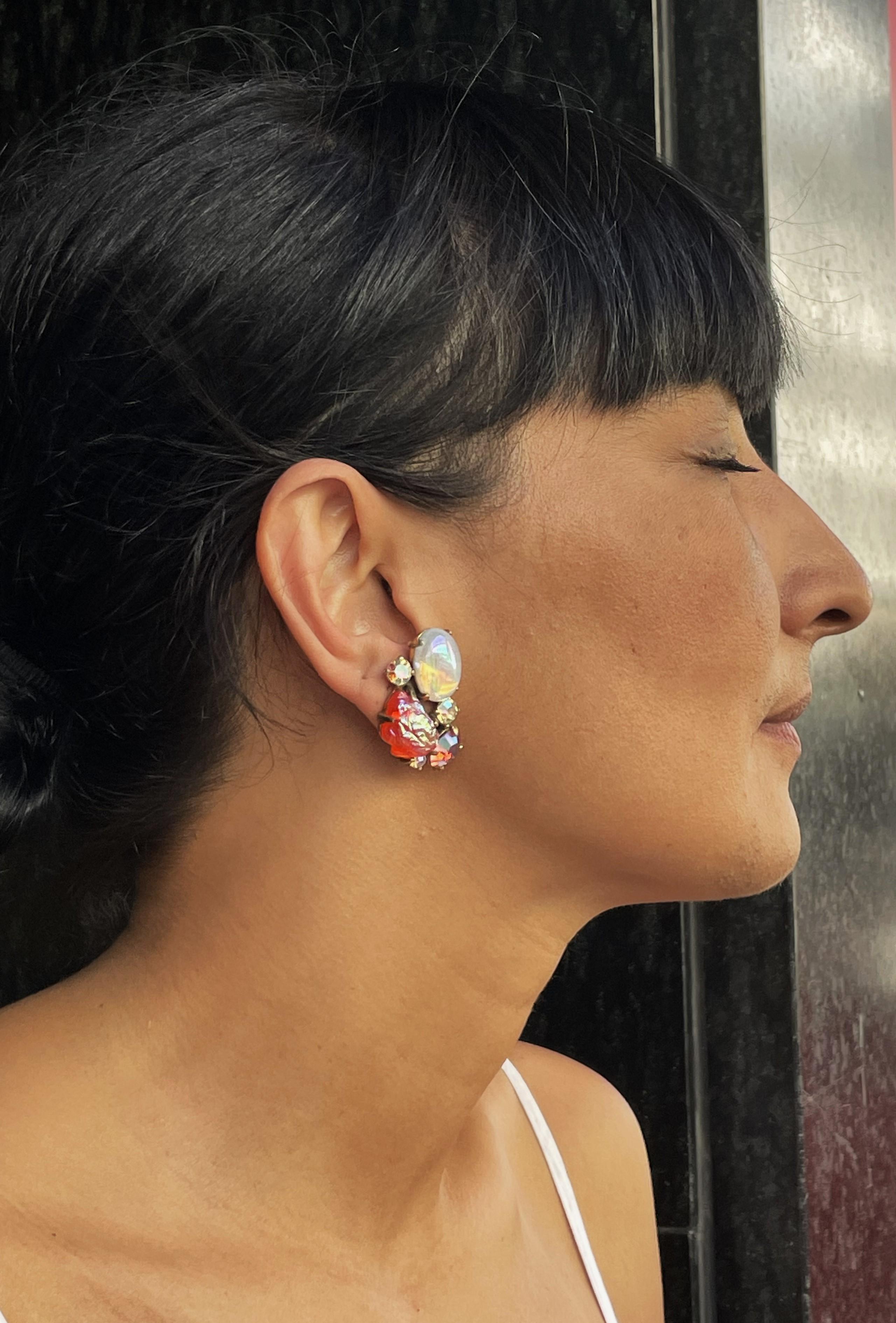 Boucles d'oreilles à clip Schiaparelli Italie, verre dépoli rouge et métal doré, années 1950 en vente 3