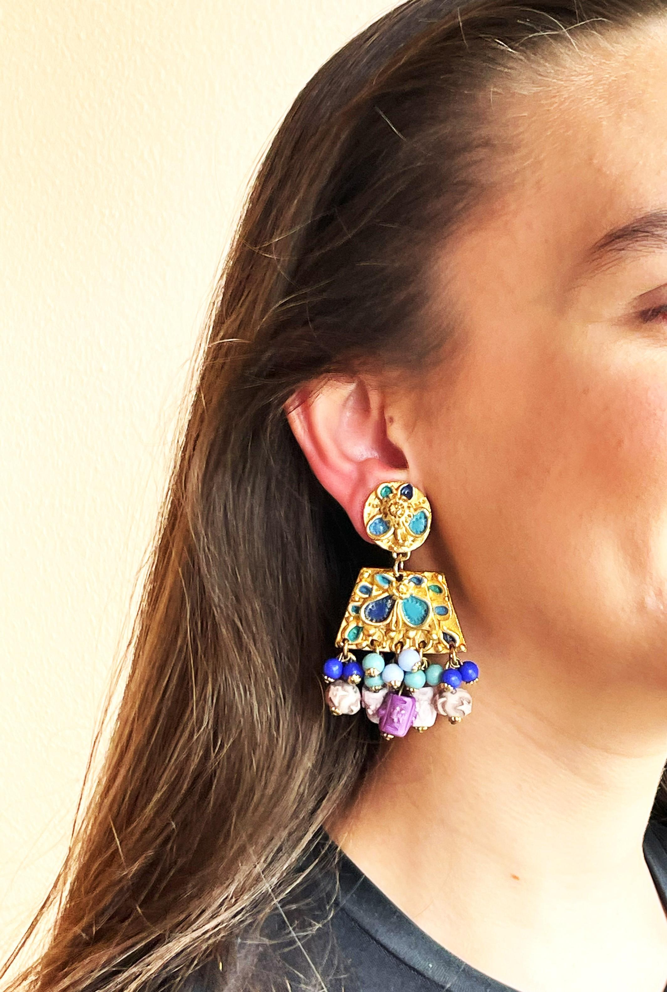 Dangling Clip-on earring from Jacky De G Paris (Made in France) 
Round part with clip on the backside 2 cm, hanging trapezoidal with  enamelled flowers 2,5 x 3,5 cm and many small balls and barrels.
Very nice earclip in perfect