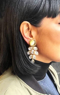 Clip-Ohrring von Robert Goossens Paris, Harz und Strass, vergoldet