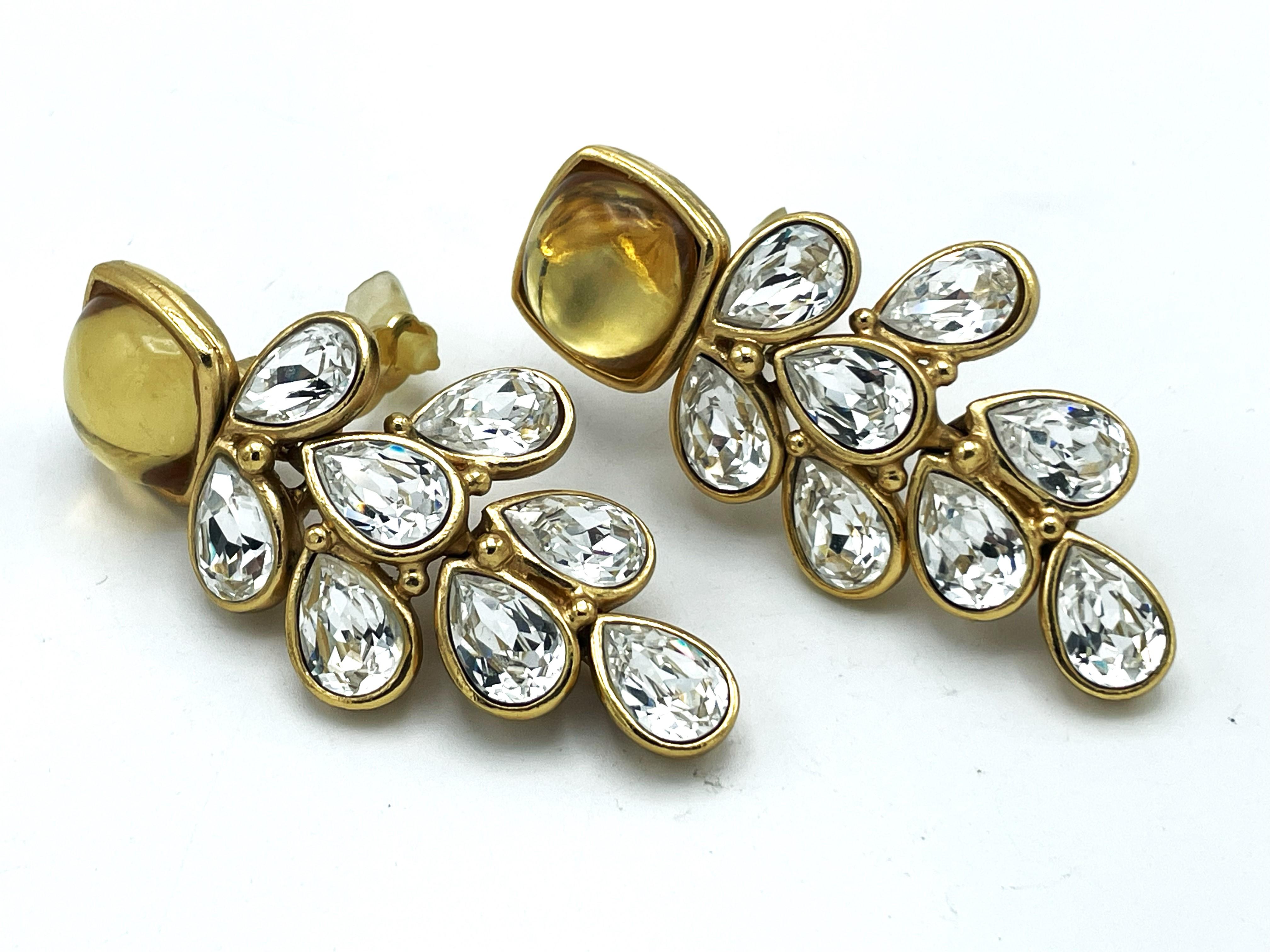 Taglio a goccia Clip-on earring from Robert Goossens Paris, Resin and rhinstones, gold plated in vendita
